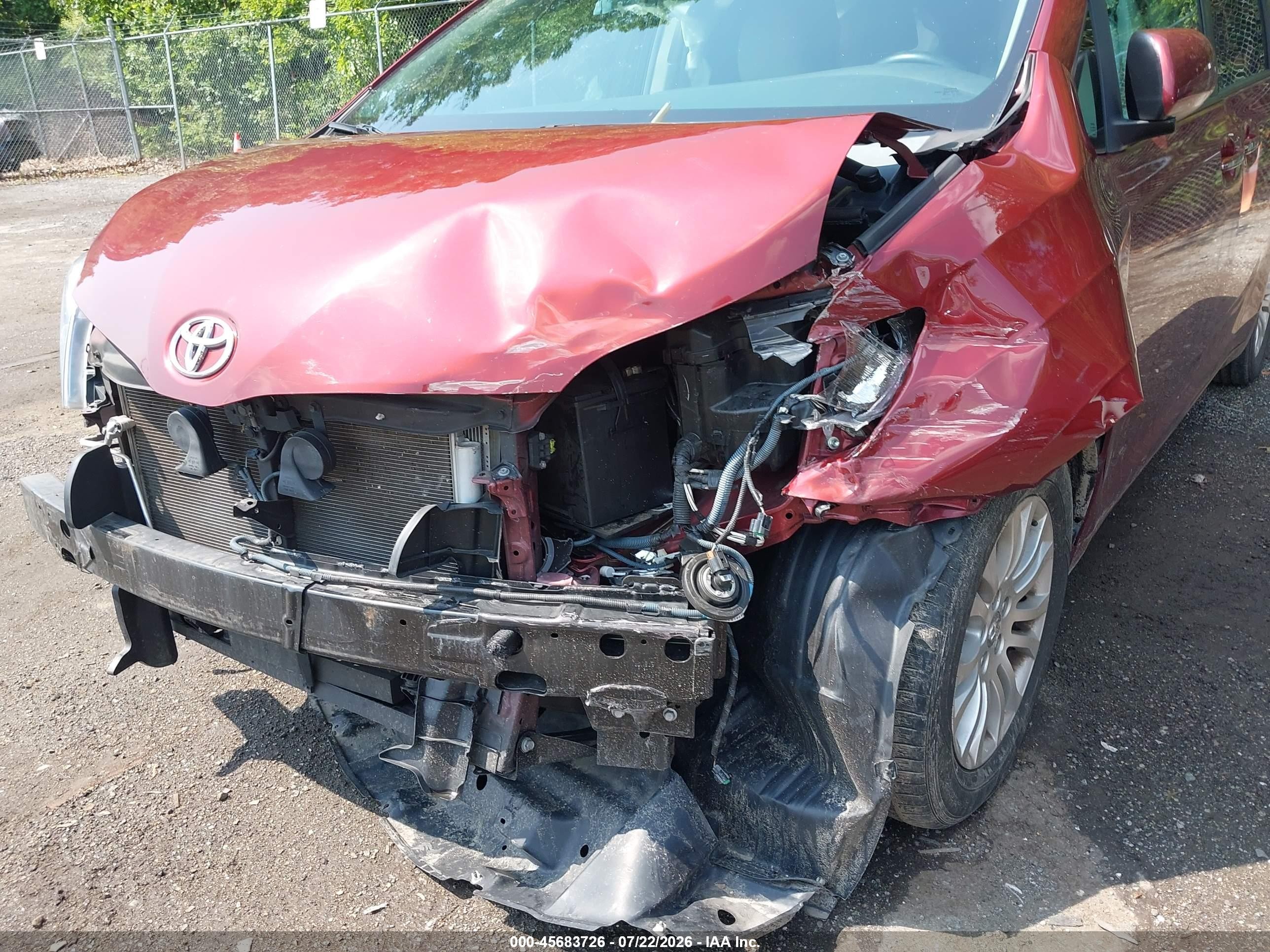 2015 Toyota Sienna Xle 8 Passenger Red vin: 5TDYK3DC4FS648630
