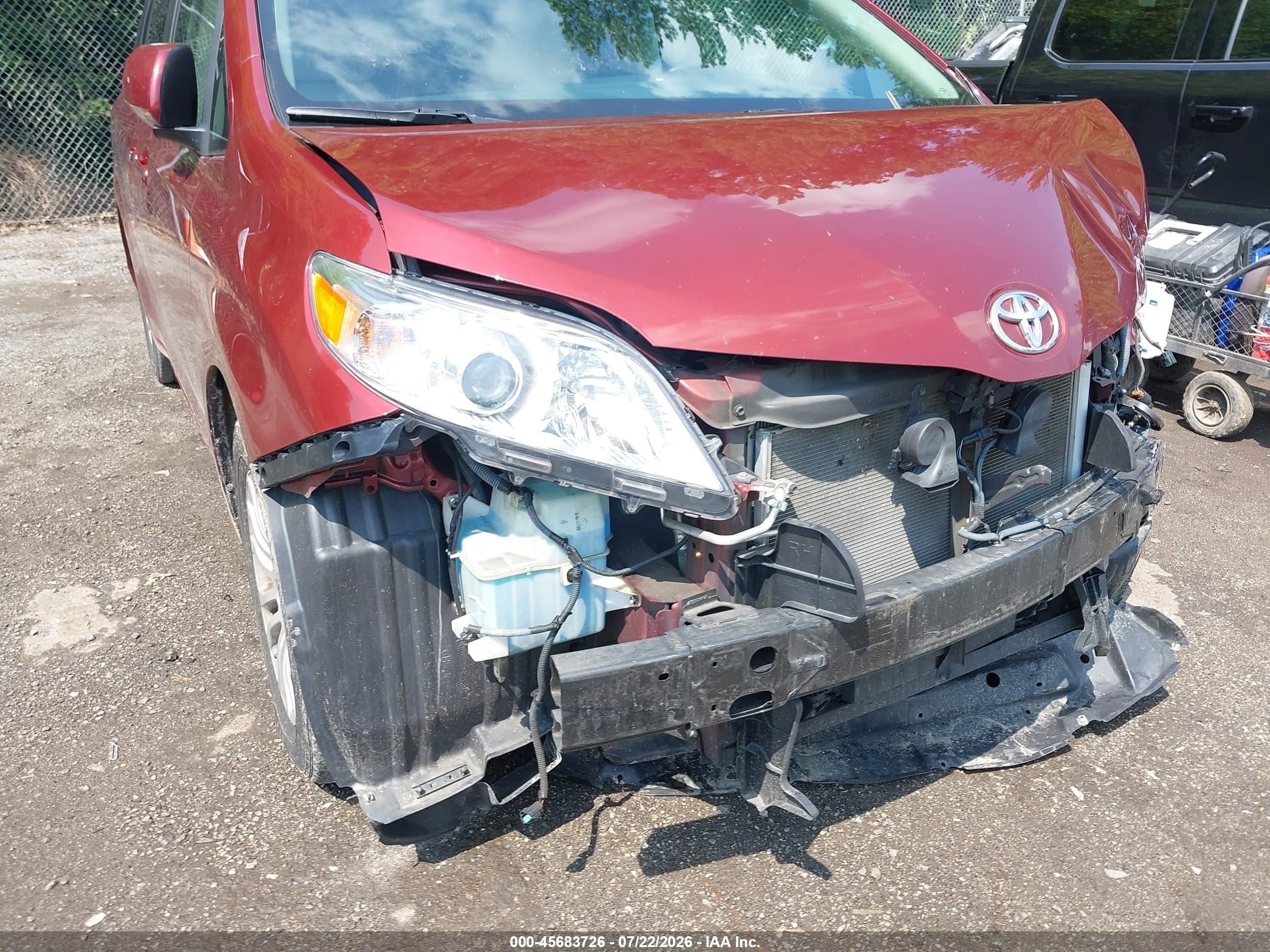 2015 Toyota Sienna Xle 8 Passenger Red vin: 5TDYK3DC4FS648630