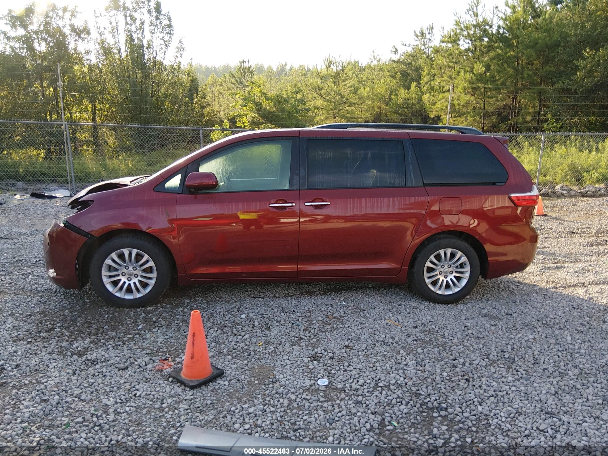 2015 Toyota Sienna Xle 8 Passenger Maroon vin: 5TDYK3DC4FS657716
