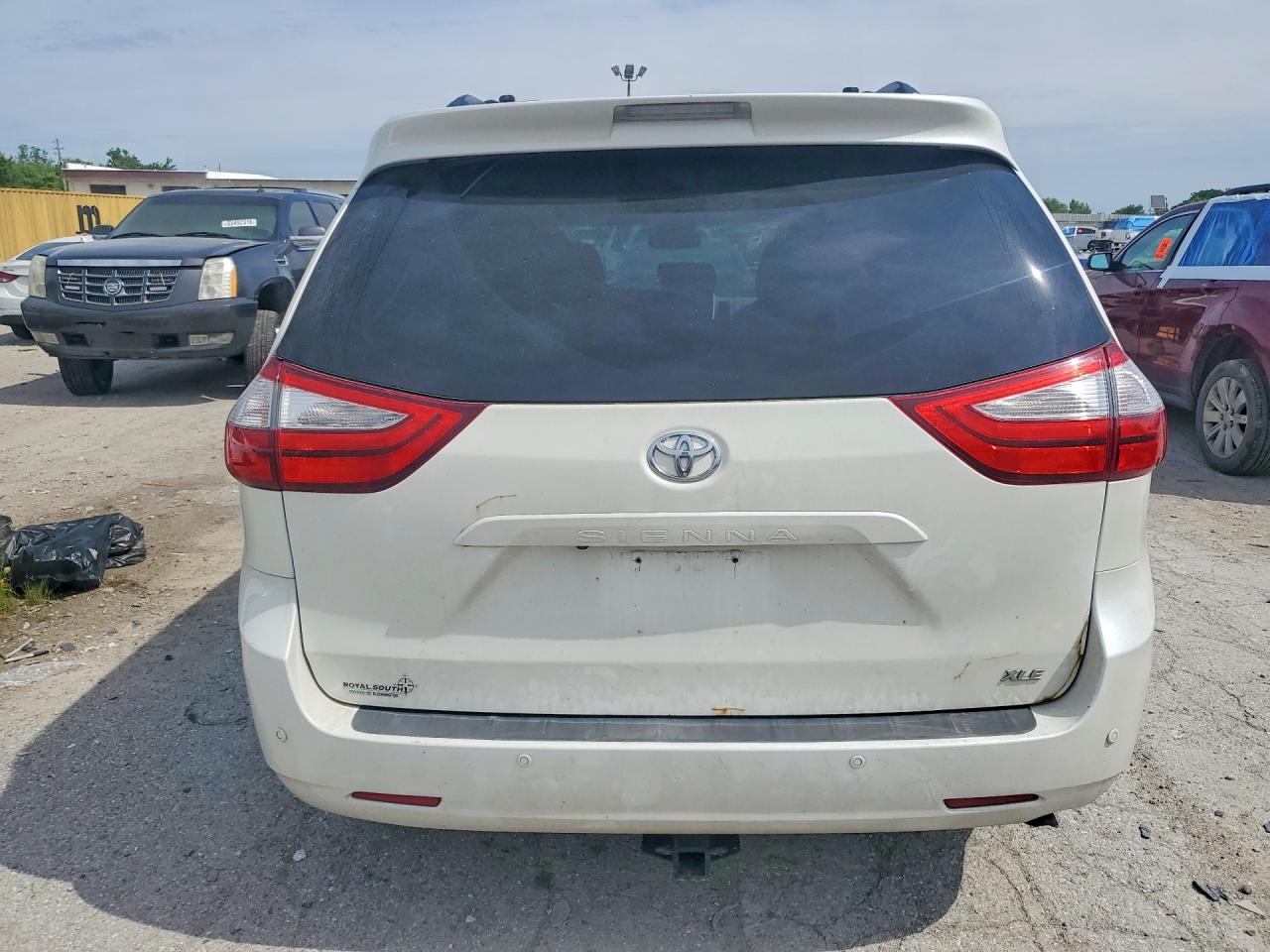 2015 Toyota Sienna Xle Premium 8-passenger White vin: 5TDYK3DC4FS670787