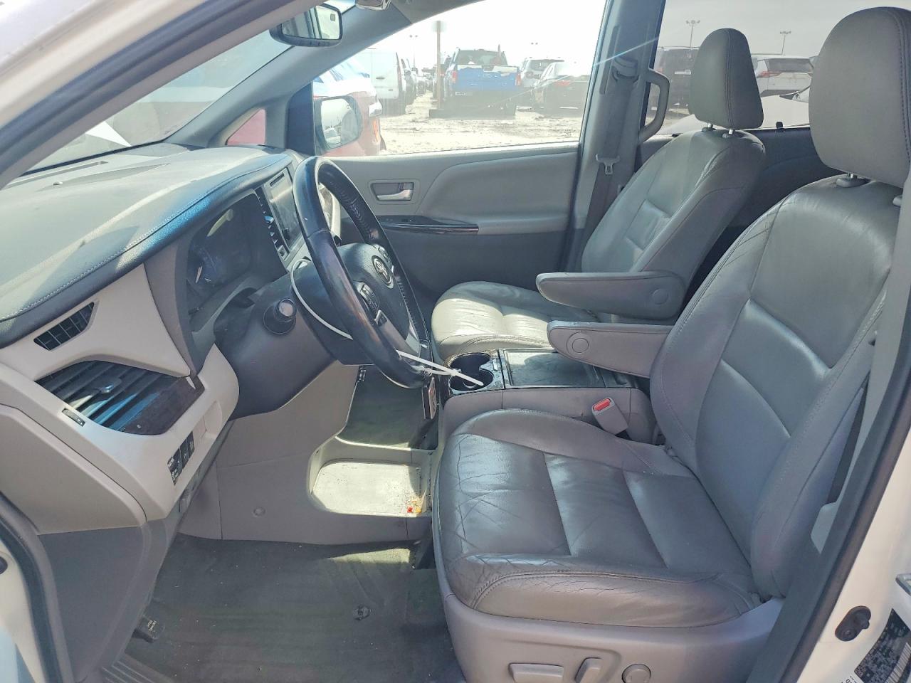 2015 Toyota Sienna Xle Premium 8-passenger White vin: 5TDYK3DC4FS670787