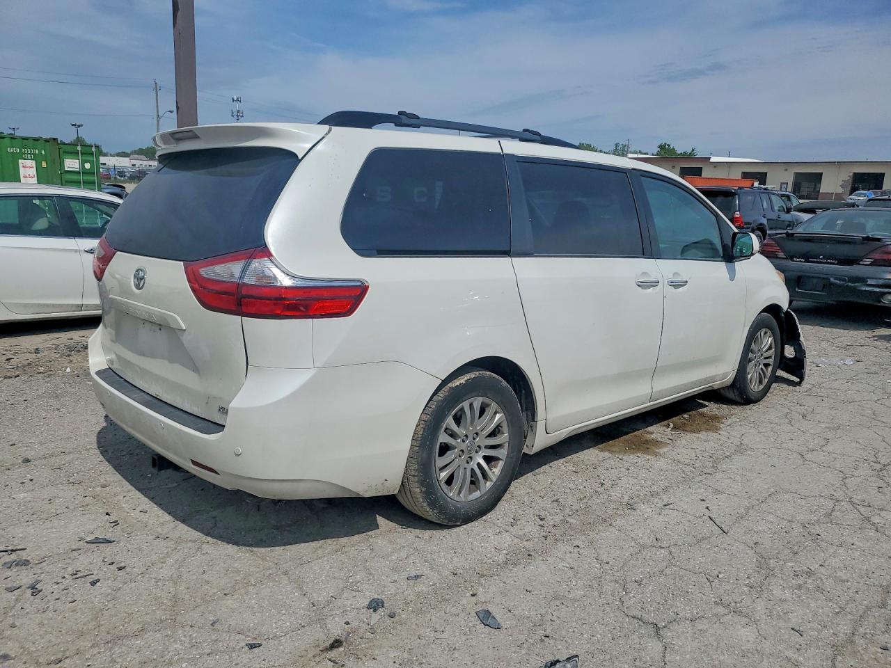 2015 Toyota Sienna Xle Premium 8-passenger White vin: 5TDYK3DC4FS670787