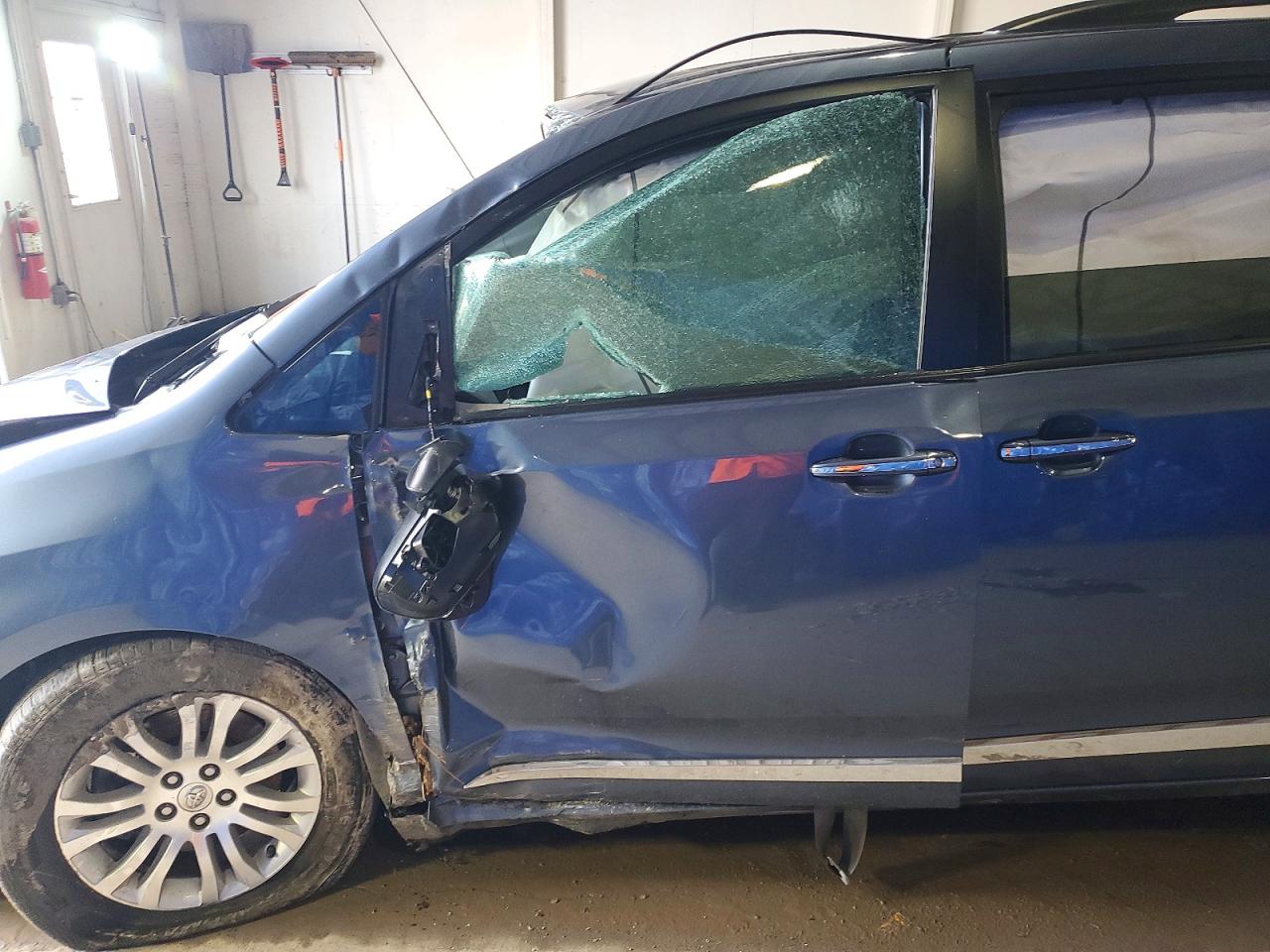 2015 Toyota Sienna Blue vin: 5TDYK3DC4FS674502