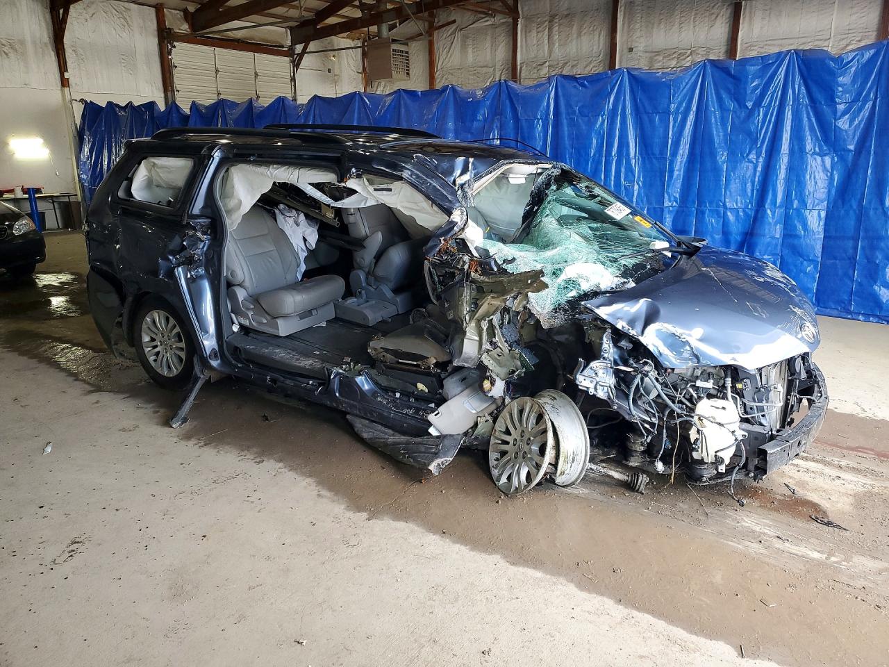 2015 Toyota Sienna Blue vin: 5TDYK3DC4FS674502