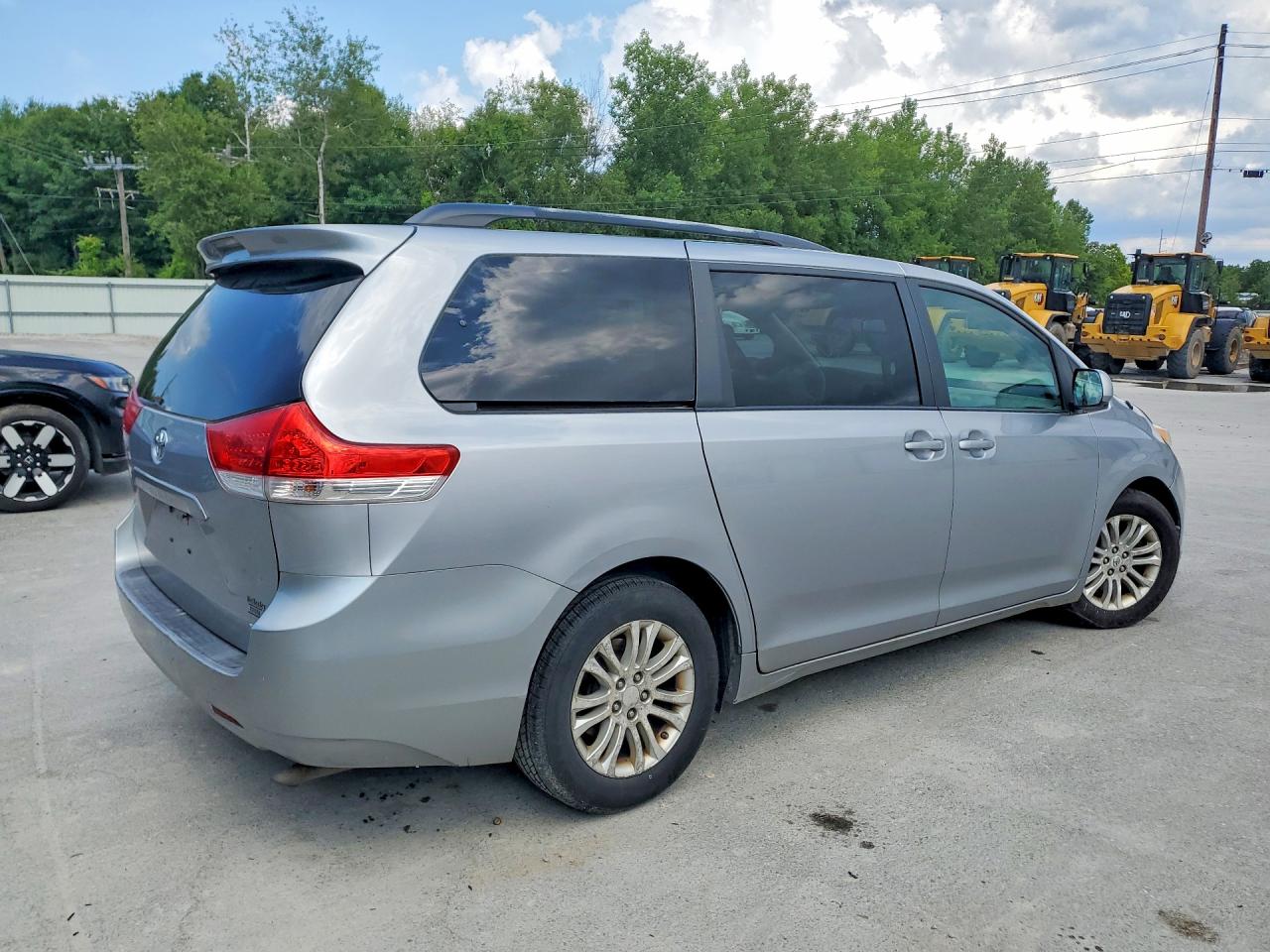 2011 Toyota Sienna Xle 8-passenger Silver vin: 5TDYK3DC5BS007562