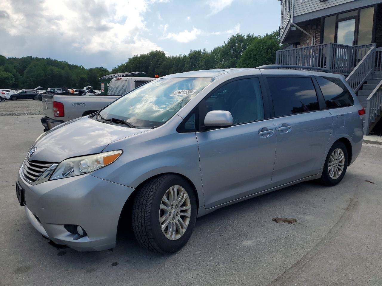 2011 Toyota Sienna Xle 8-passenger Silver vin: 5TDYK3DC5BS007562