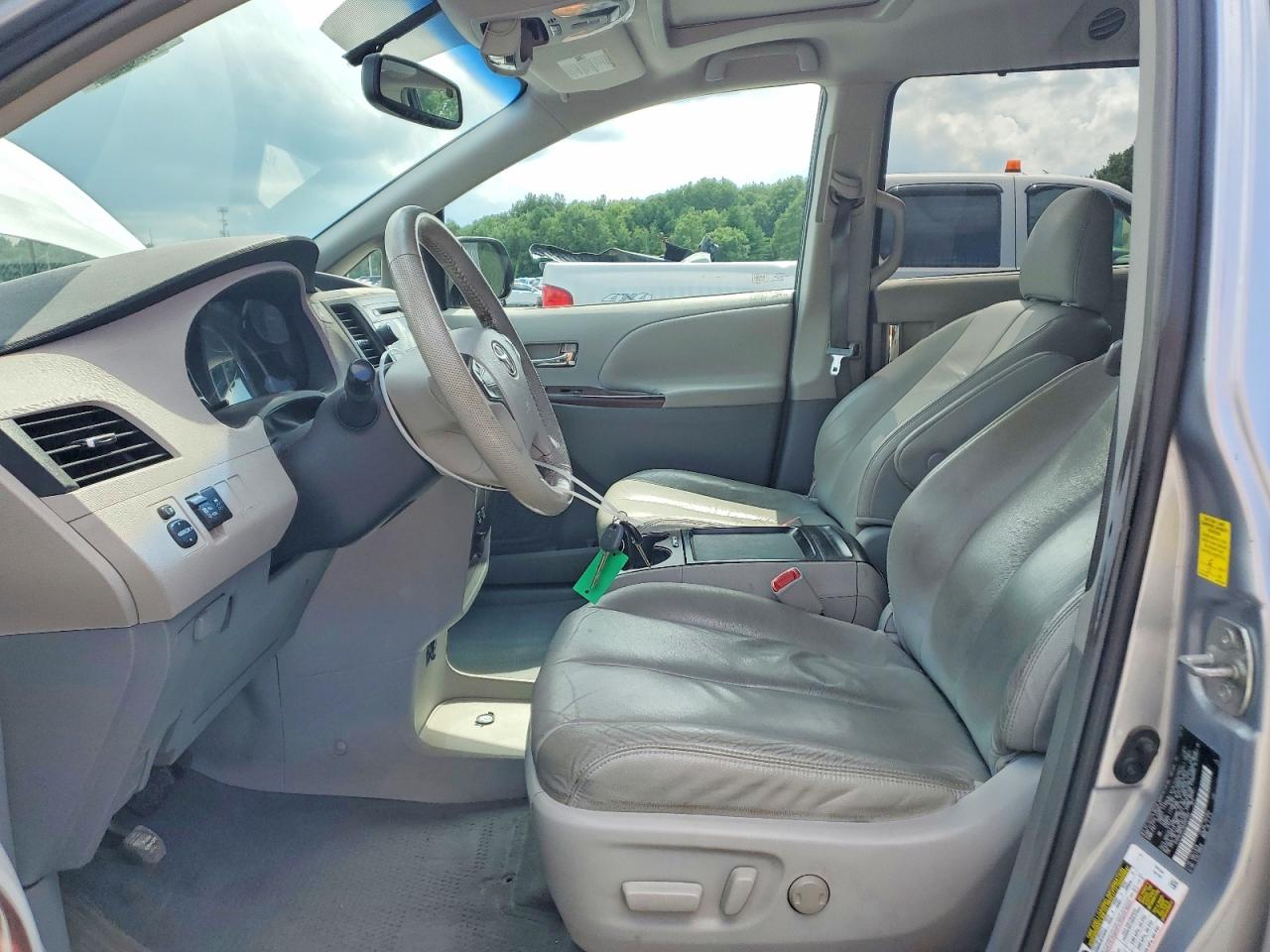 2011 Toyota Sienna Xle 8-passenger Silver vin: 5TDYK3DC5BS007562