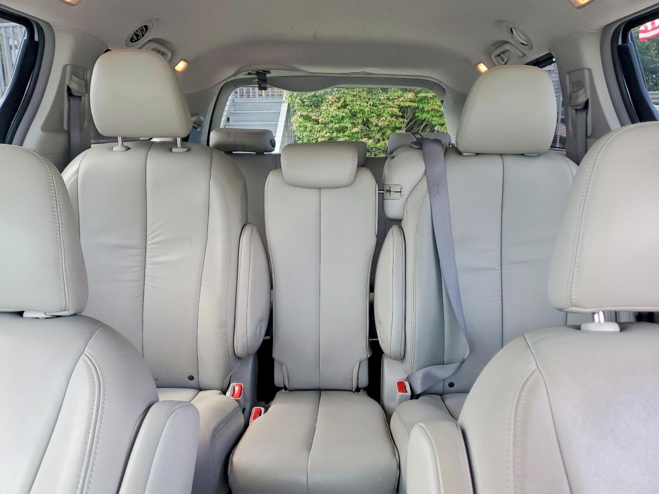 2011 Toyota Sienna Xle 8-passenger Silver vin: 5TDYK3DC5BS007562