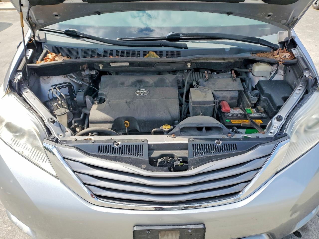 2011 Toyota Sienna Xle 8-passenger Silver vin: 5TDYK3DC5BS007562