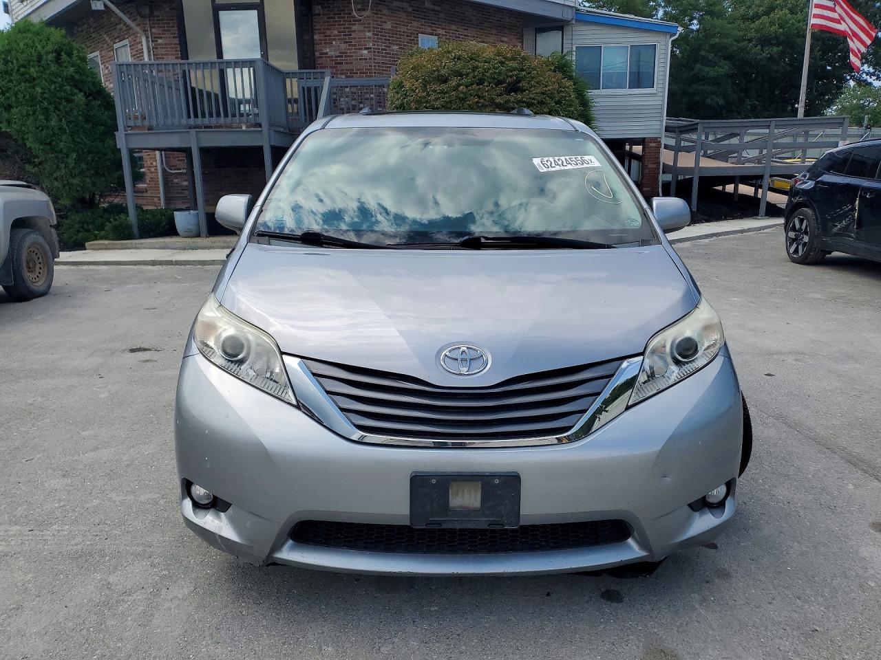 2011 Toyota Sienna Xle 8-passenger Silver vin: 5TDYK3DC5BS007562