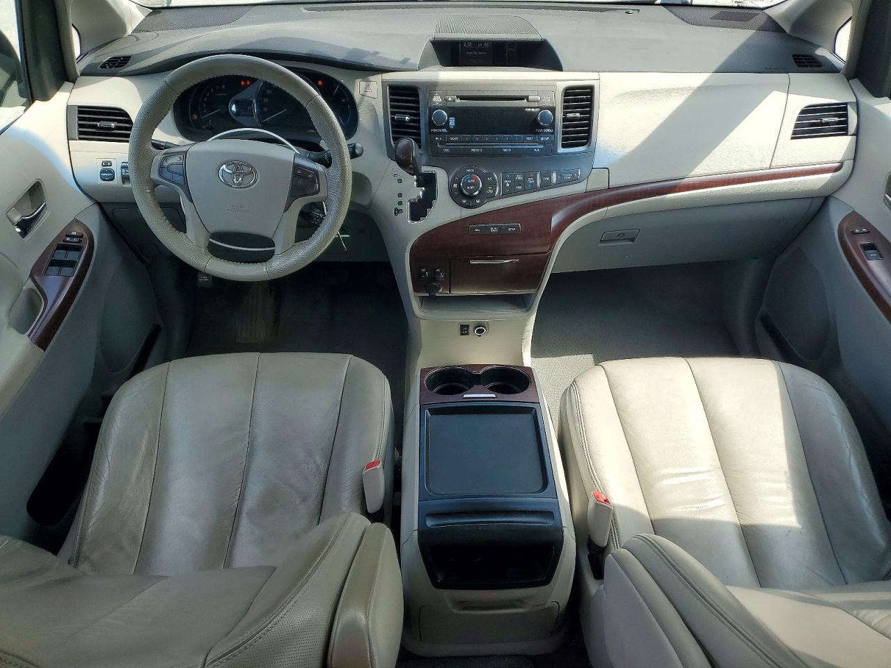 2011 Toyota Sienna Xle 8-passenger Silver vin: 5TDYK3DC5BS007562