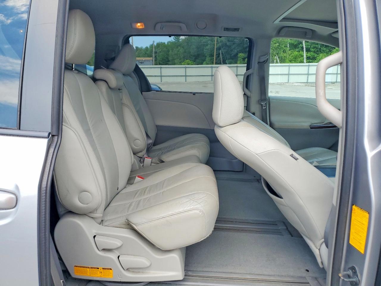 2011 Toyota Sienna Xle 8-passenger Silver vin: 5TDYK3DC5BS007562