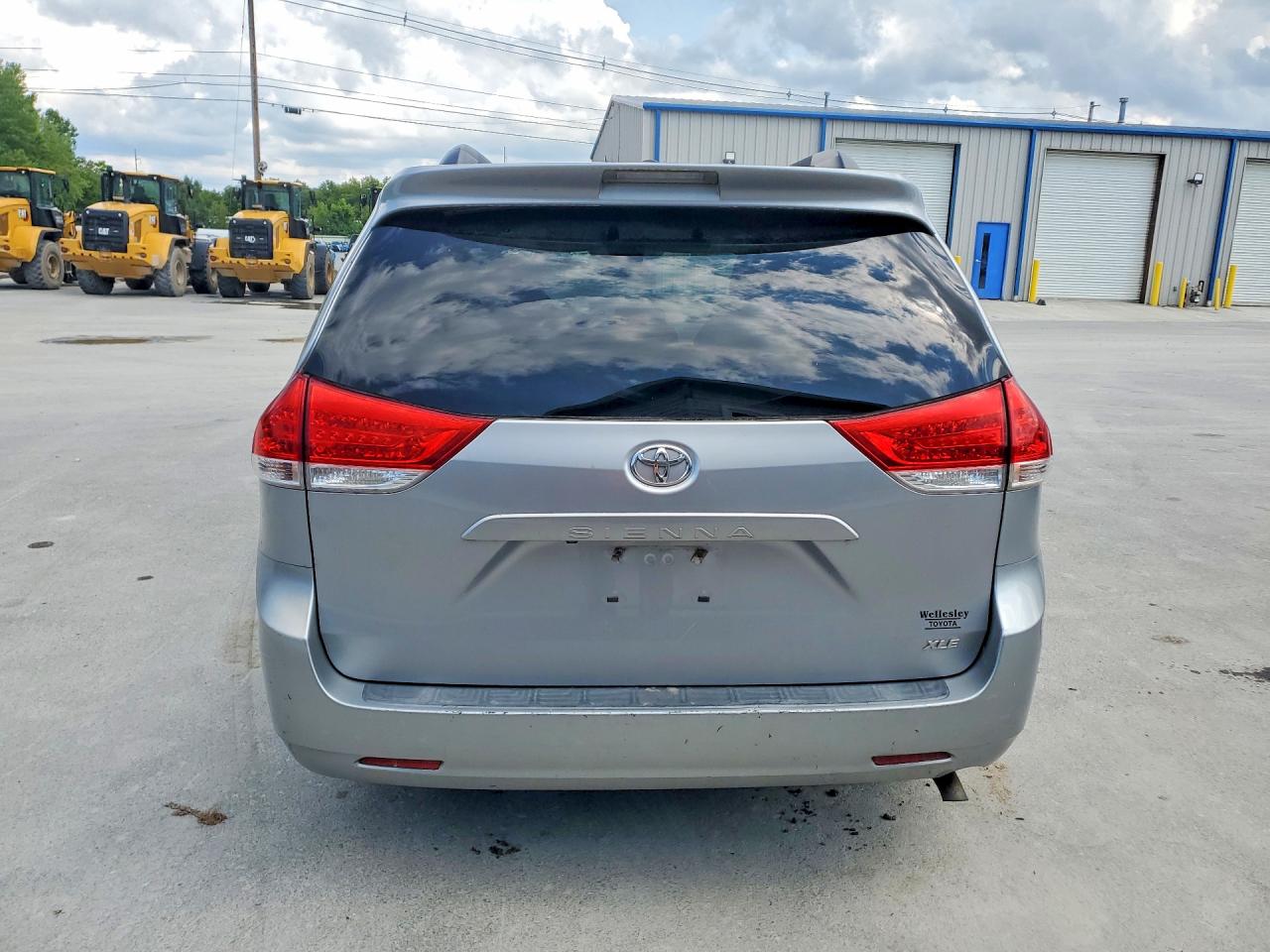 2011 Toyota Sienna Xle 8-passenger Silver vin: 5TDYK3DC5BS007562