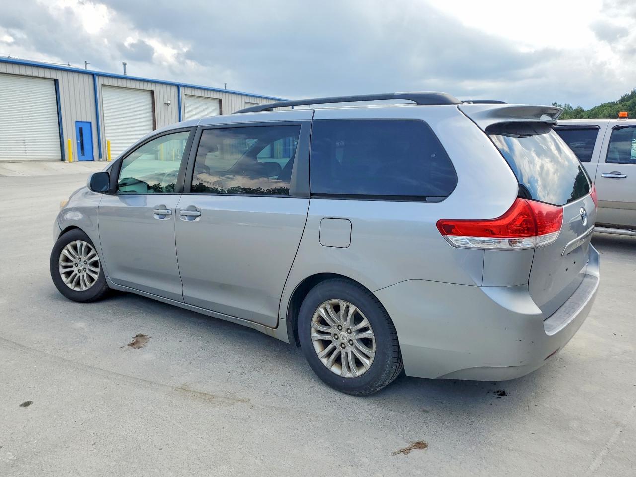 2011 Toyota Sienna Xle 8-passenger Silver vin: 5TDYK3DC5BS007562