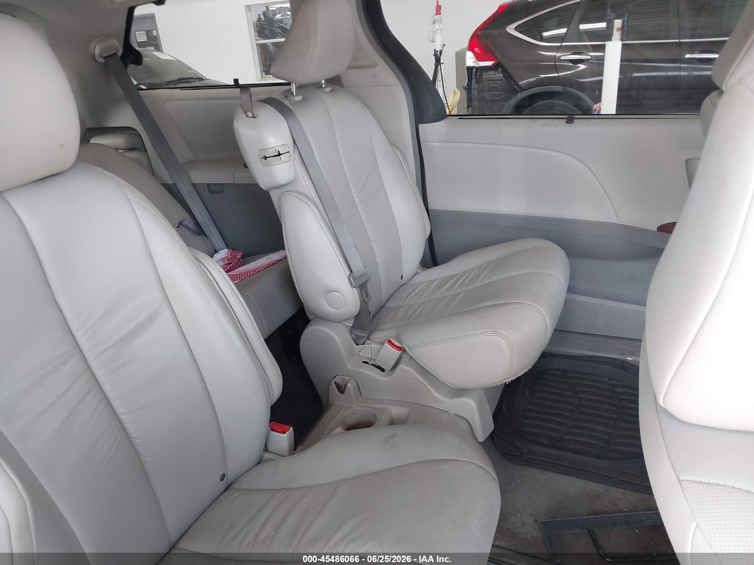 2011 Toyota Sienna Xle V6 Silver vin: 5TDYK3DC5BS015998