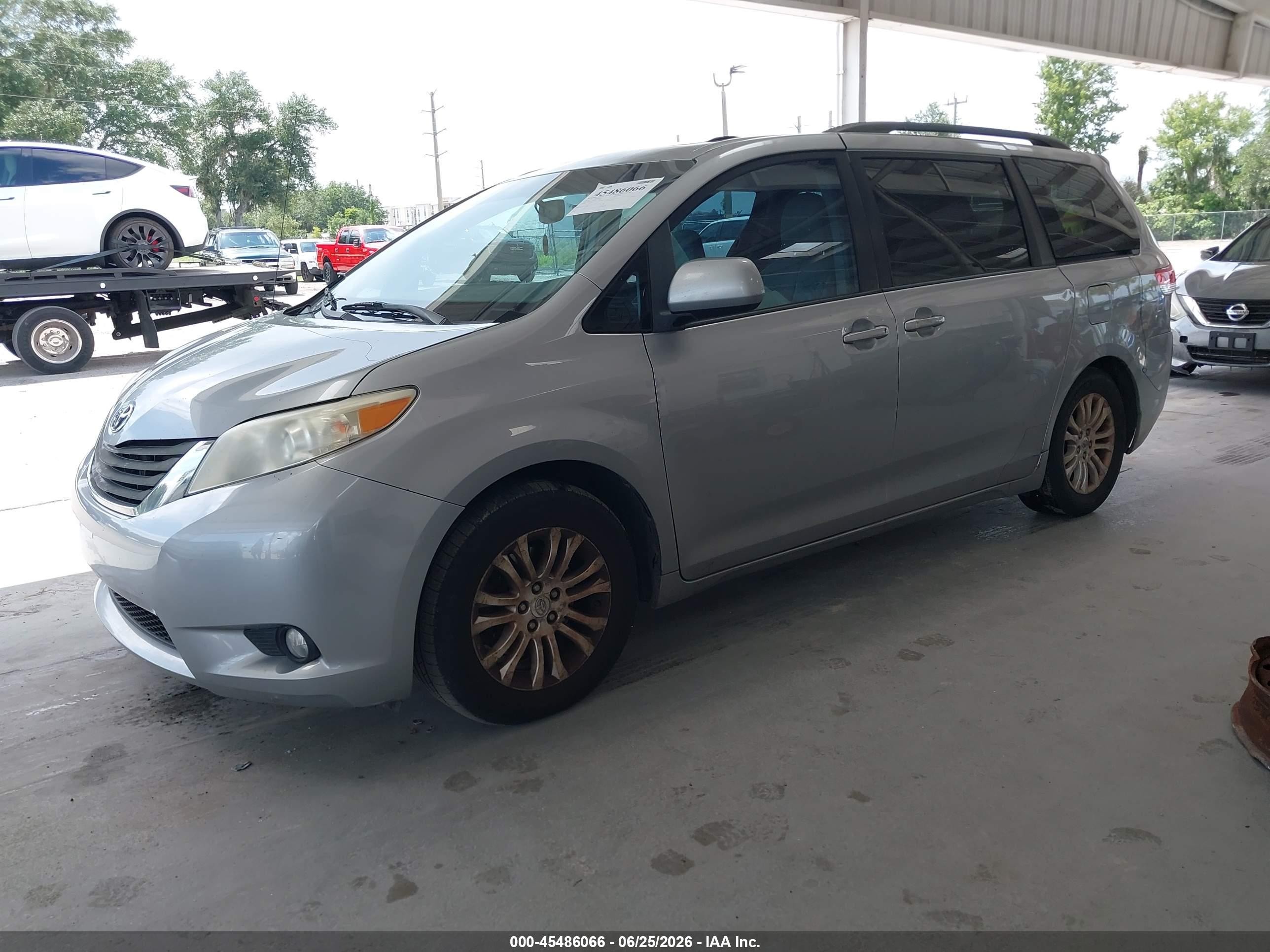 2011 Toyota Sienna Xle V6 Silver vin: 5TDYK3DC5BS015998