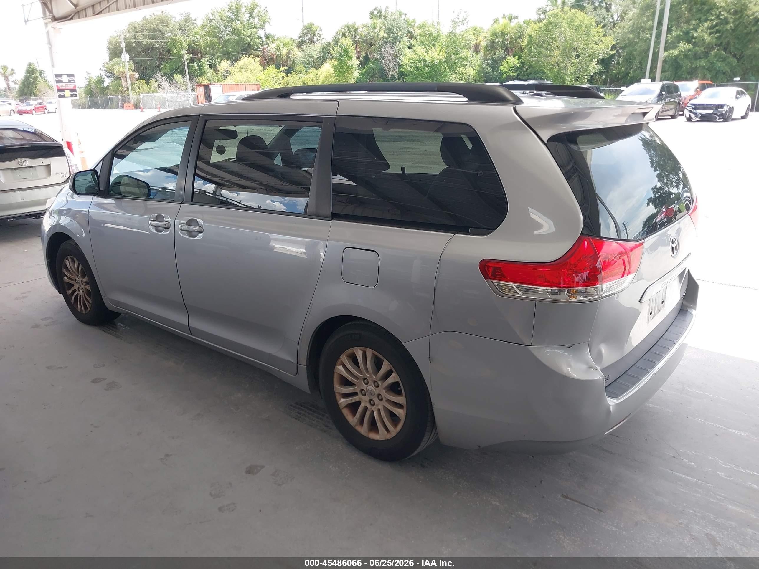 2011 Toyota Sienna Xle V6 Silver vin: 5TDYK3DC5BS015998
