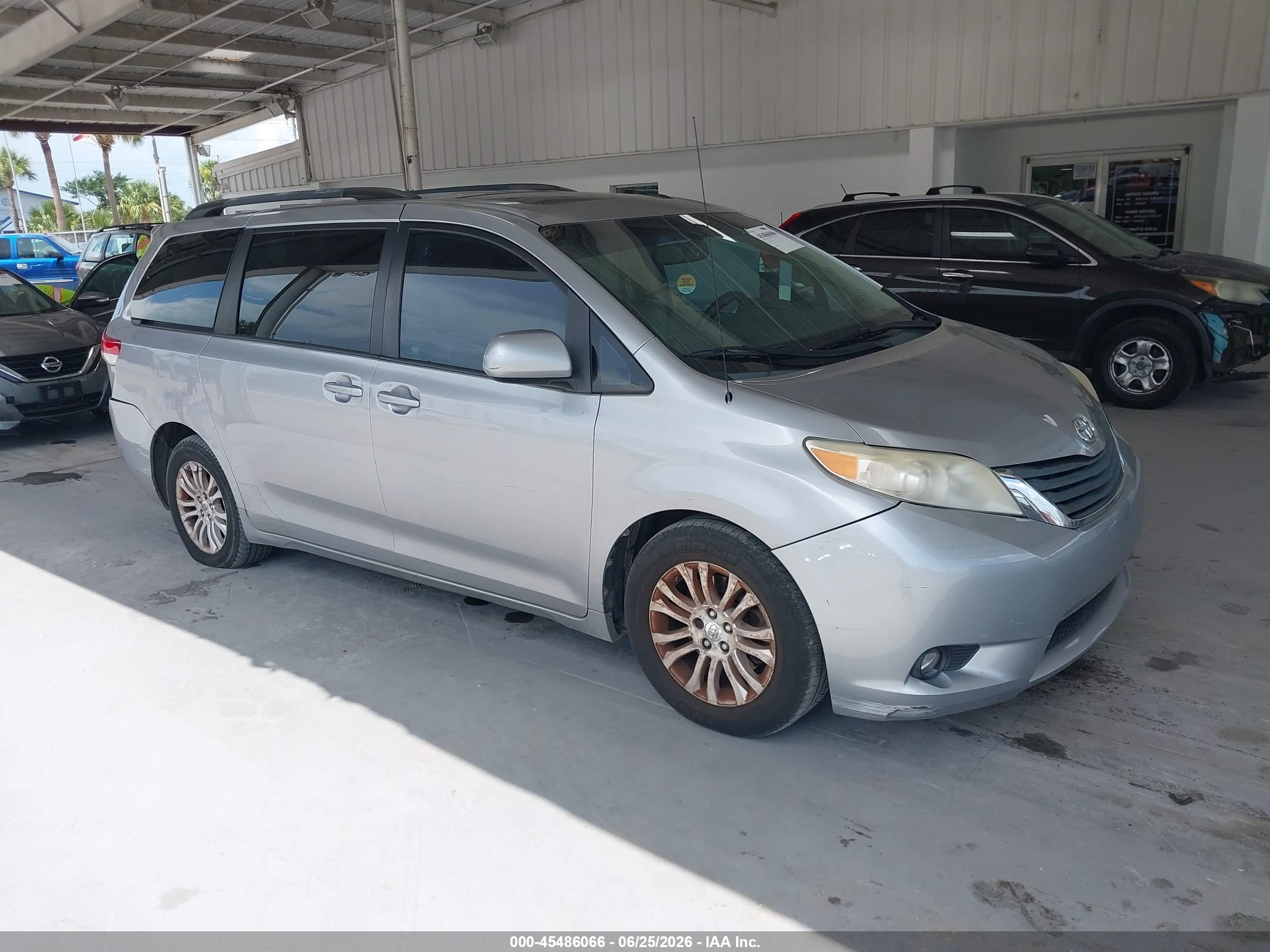 2011 Toyota Sienna Xle V6 Silver vin: 5TDYK3DC5BS015998