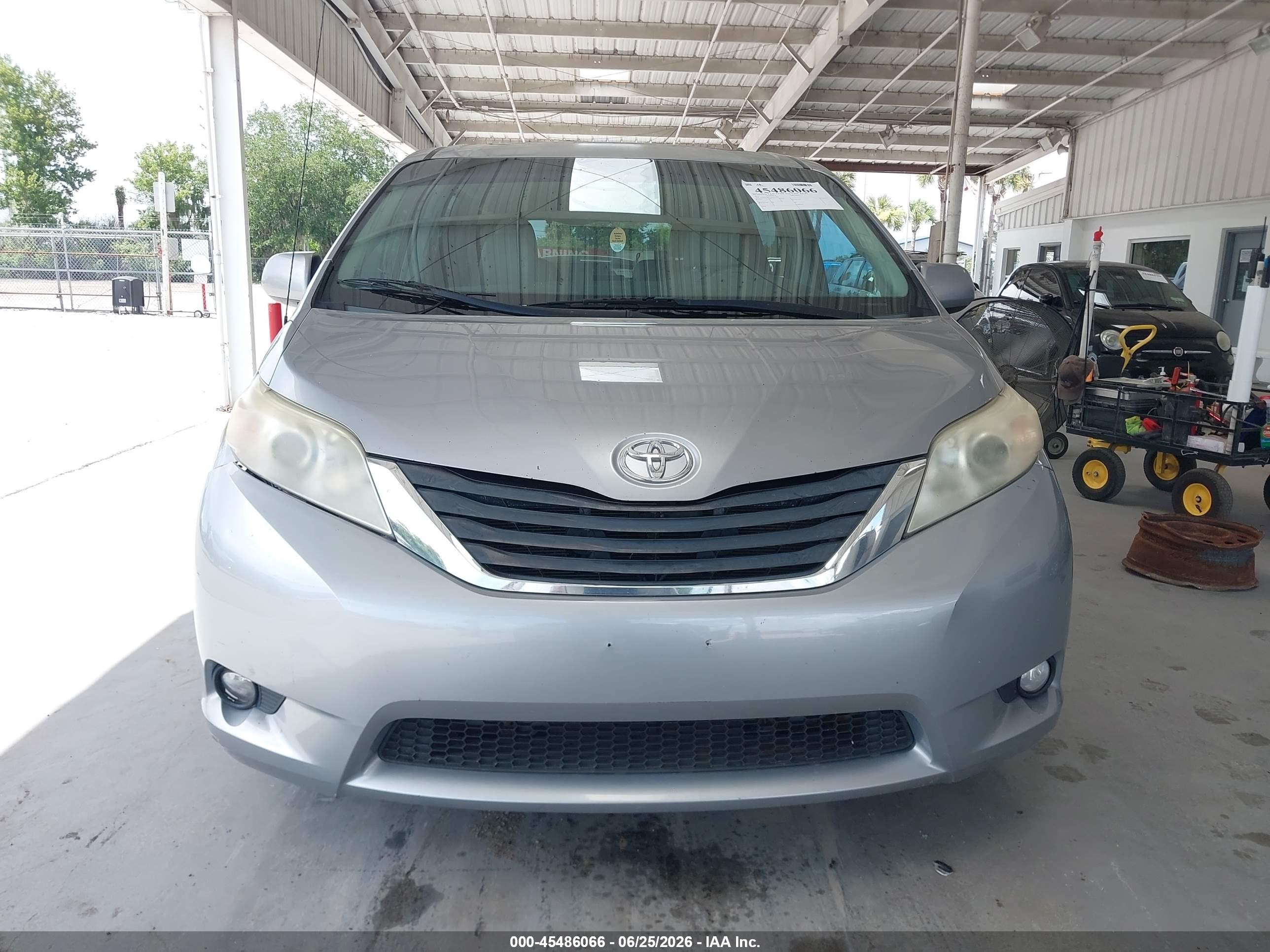 2011 Toyota Sienna Xle V6 Silver vin: 5TDYK3DC5BS015998