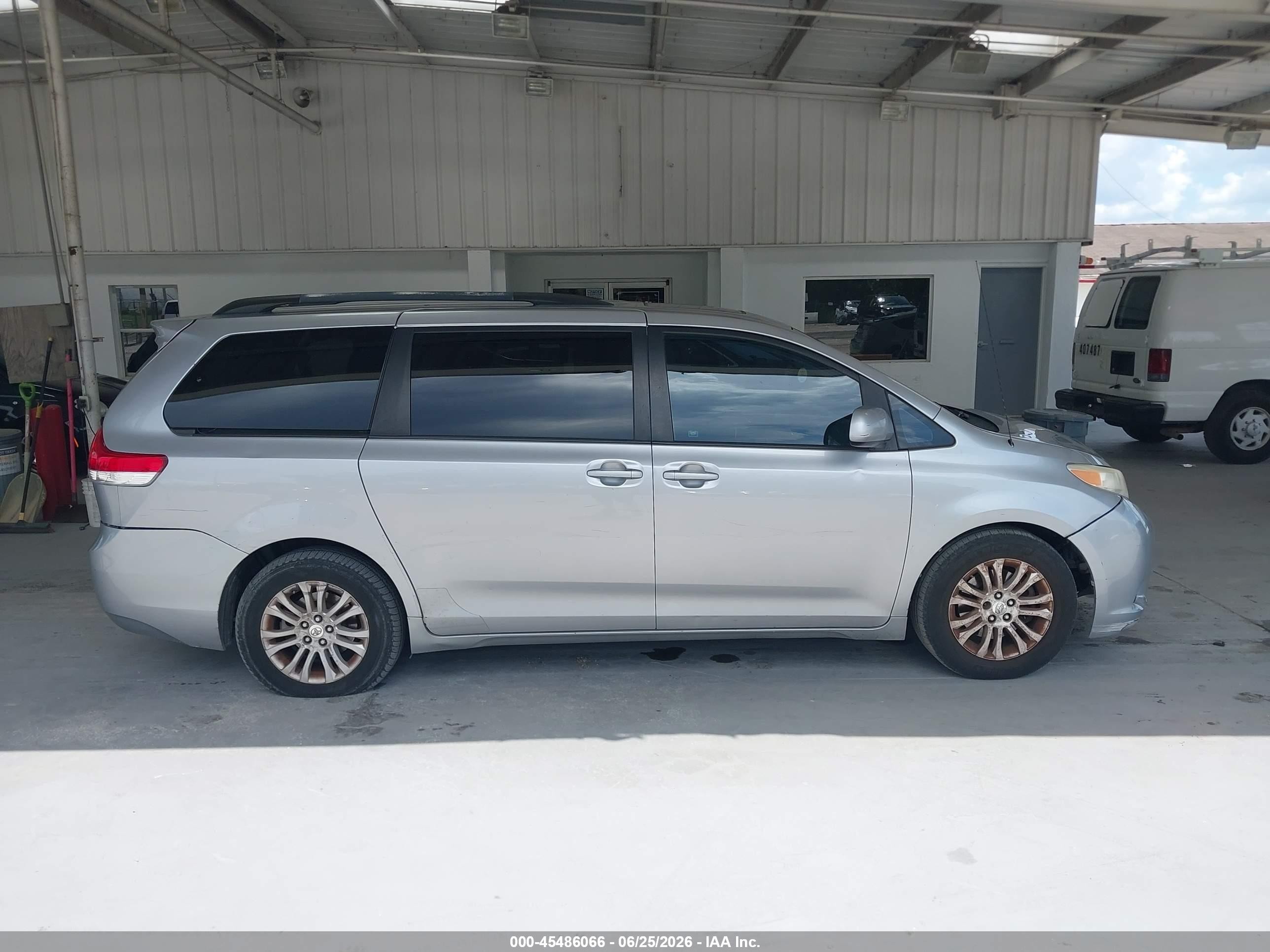2011 Toyota Sienna Xle V6 Silver vin: 5TDYK3DC5BS015998