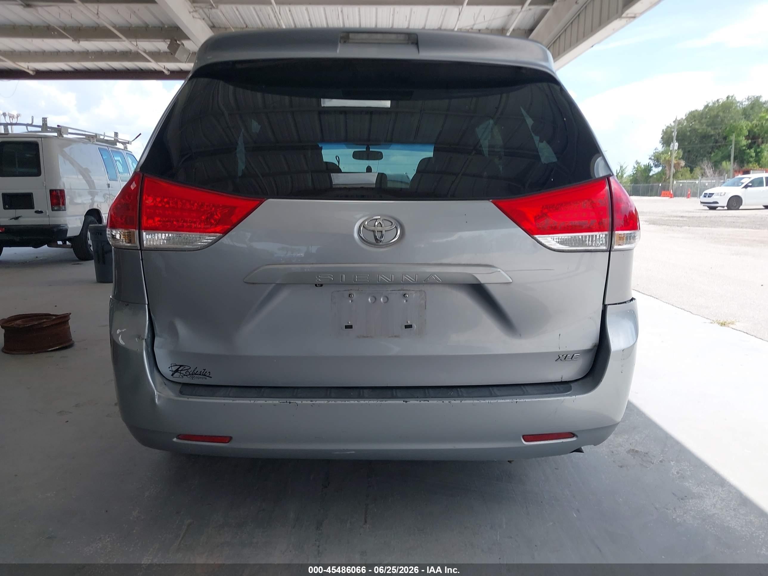 2011 Toyota Sienna Xle V6 Silver vin: 5TDYK3DC5BS015998