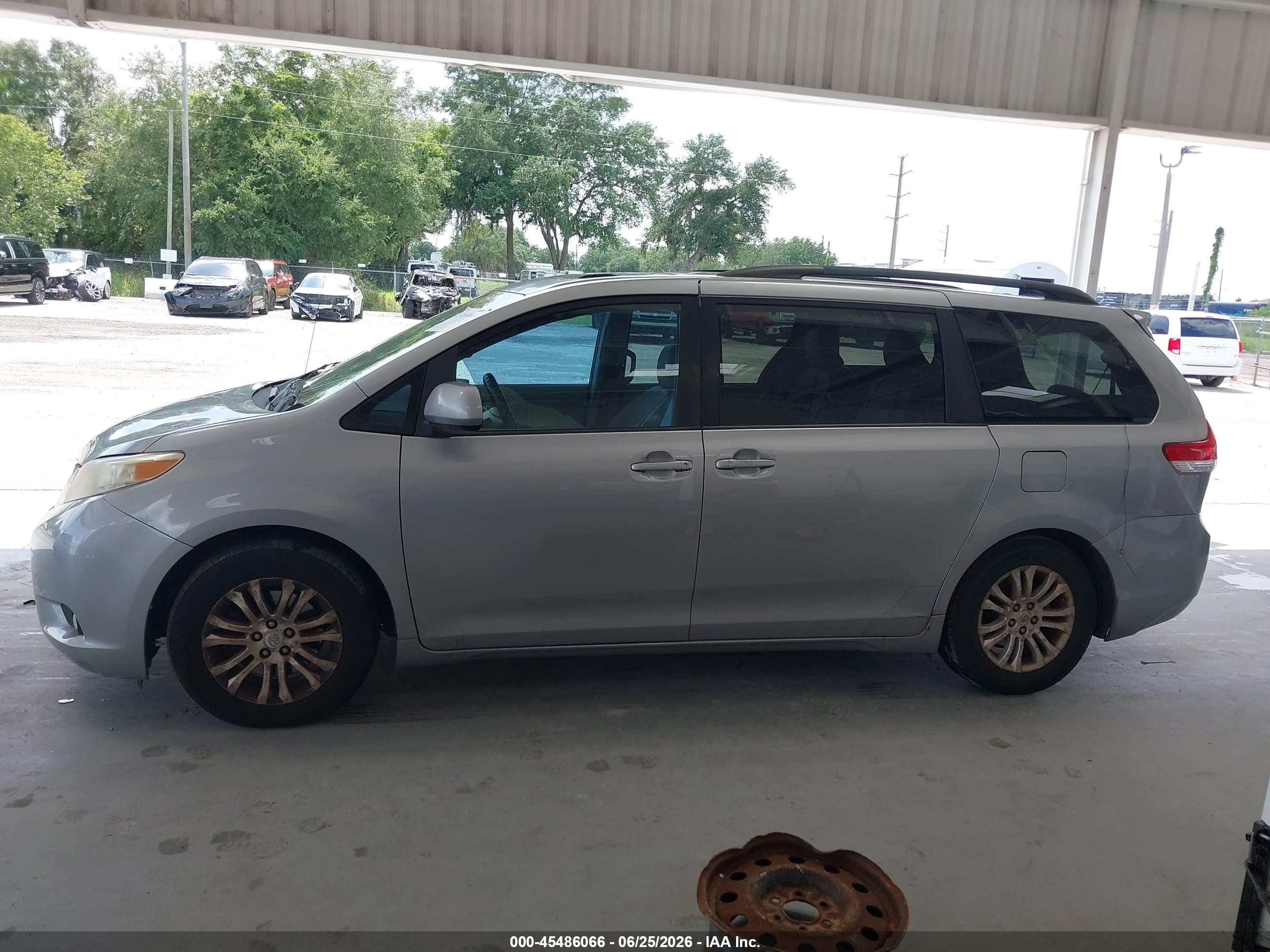 2011 Toyota Sienna Xle V6 Silver vin: 5TDYK3DC5BS015998