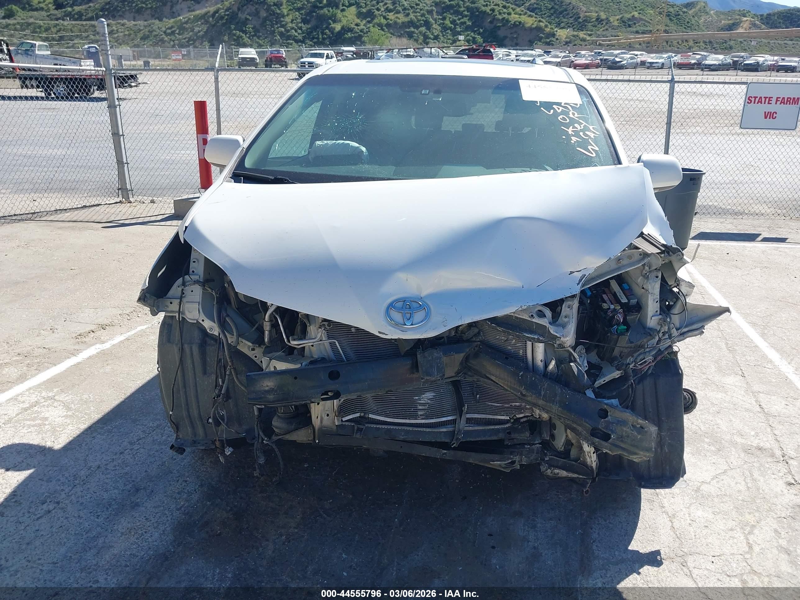 2011 Toyota Sienna Limited V6 White vin: 5TDYK3DC5BS034339
