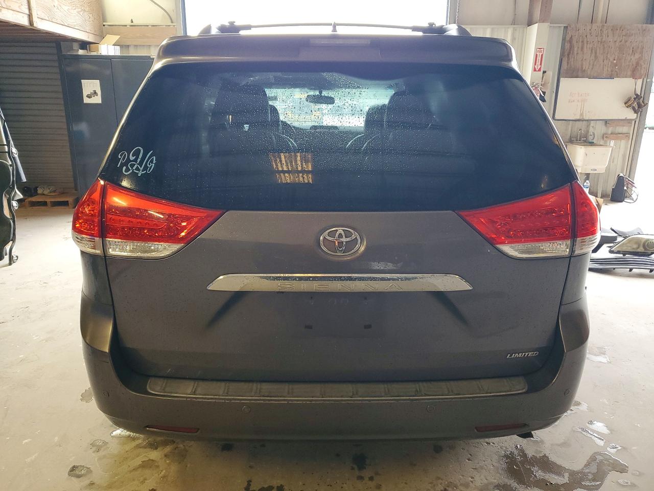 2011 Toyota Sienna Limited 7-passenger Gray vin: 5TDYK3DC5BS067518
