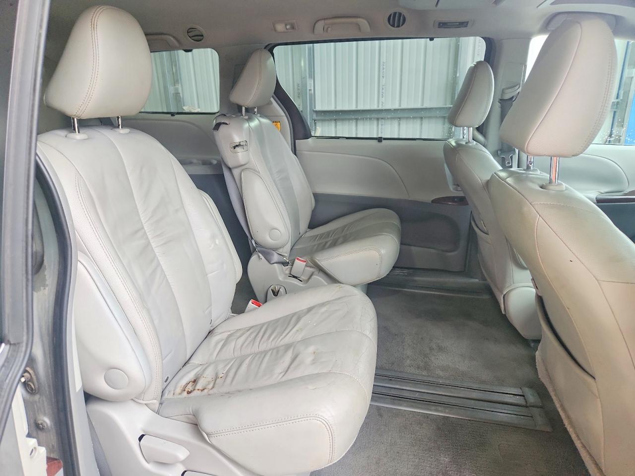 2011 Toyota Sienna Silver vin: 5TDYK3DC5BS070855