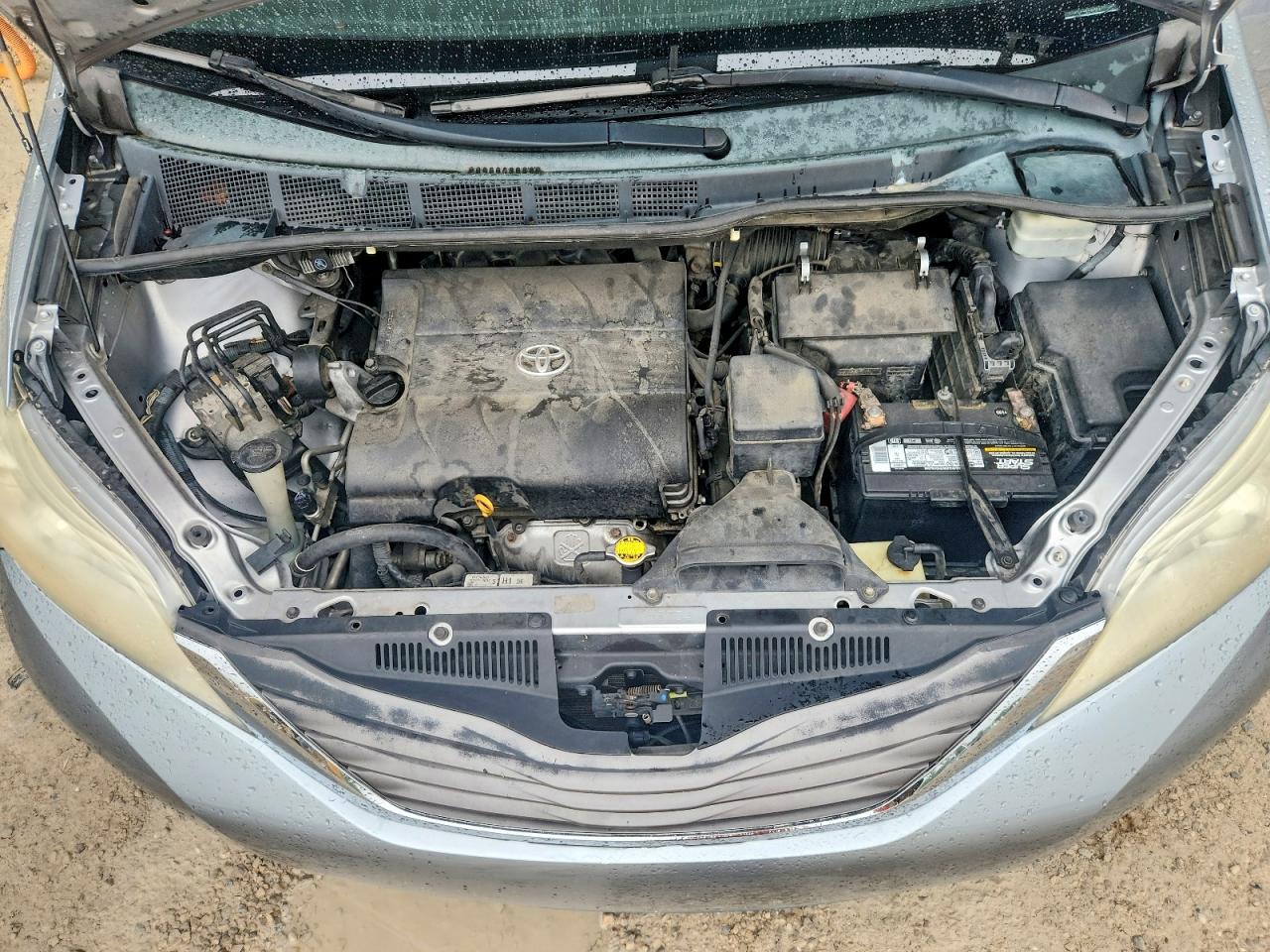 2011 Toyota Sienna Silver vin: 5TDYK3DC5BS070855