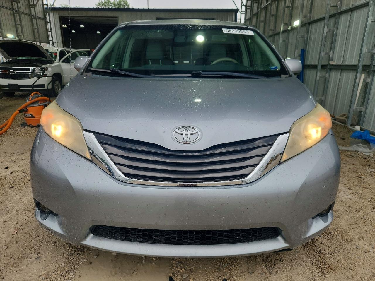 2011 Toyota Sienna Silver vin: 5TDYK3DC5BS070855
