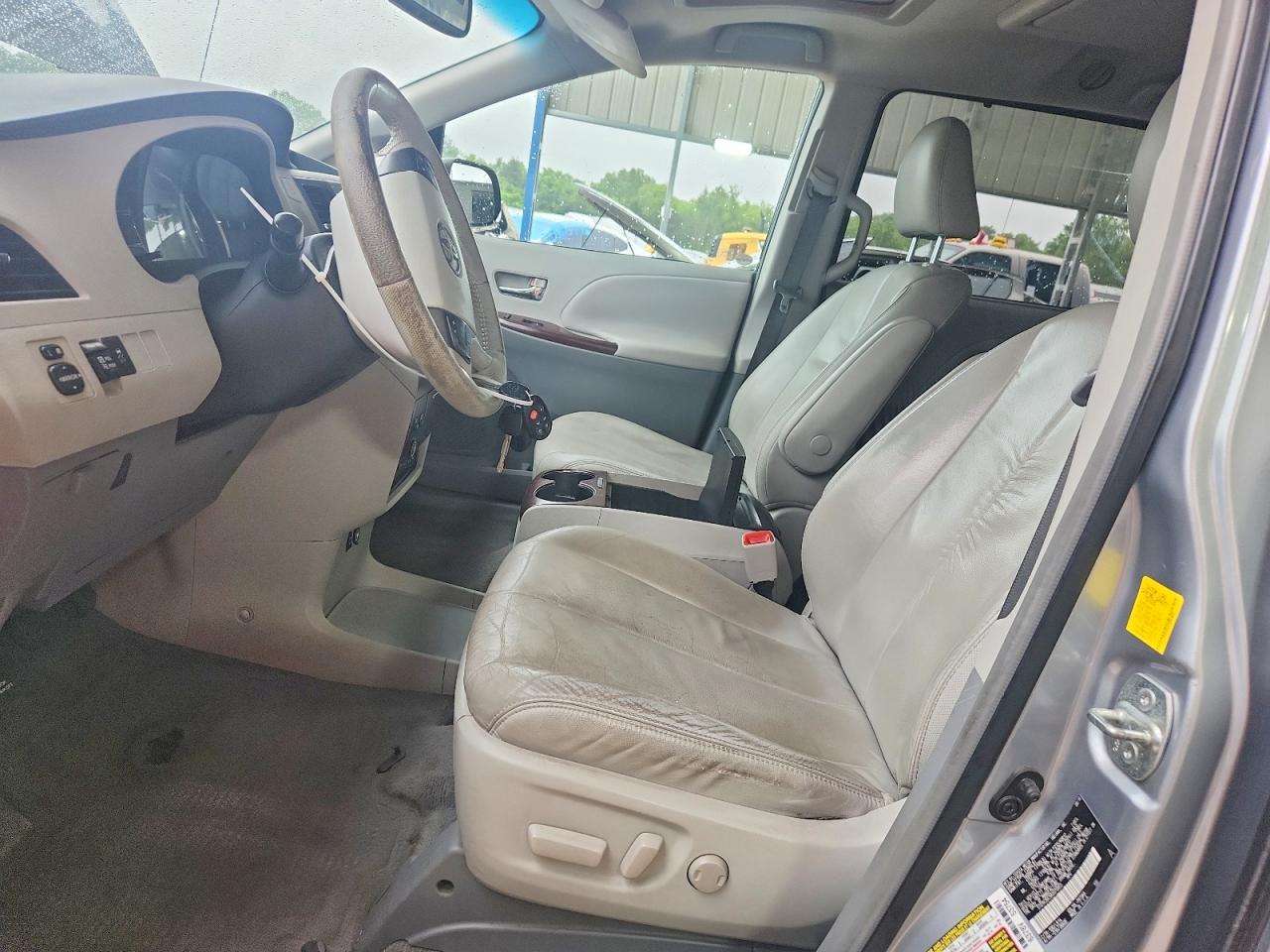2011 Toyota Sienna Silver vin: 5TDYK3DC5BS070855