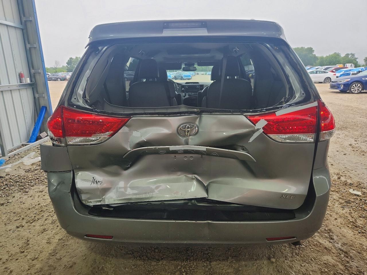 2011 Toyota Sienna Silver vin: 5TDYK3DC5BS070855