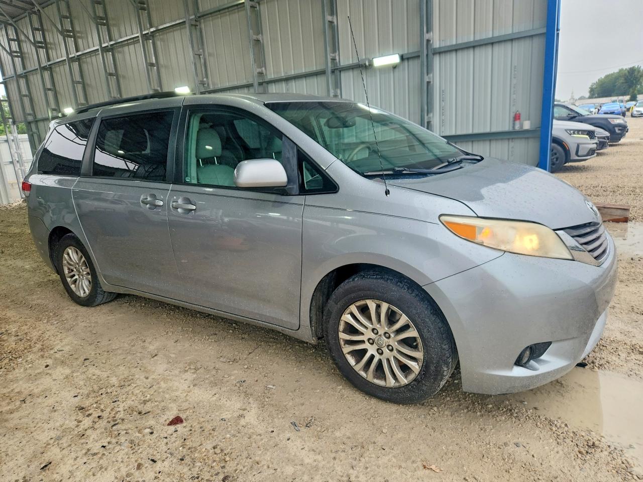 2011 Toyota Sienna Silver vin: 5TDYK3DC5BS070855