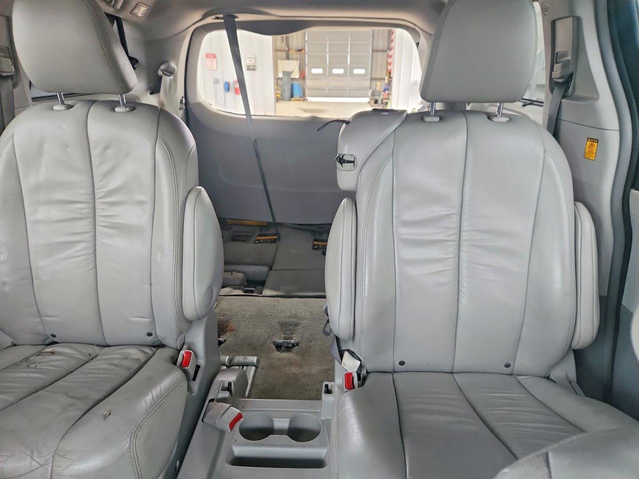 2011 Toyota Sienna Silver vin: 5TDYK3DC5BS070855