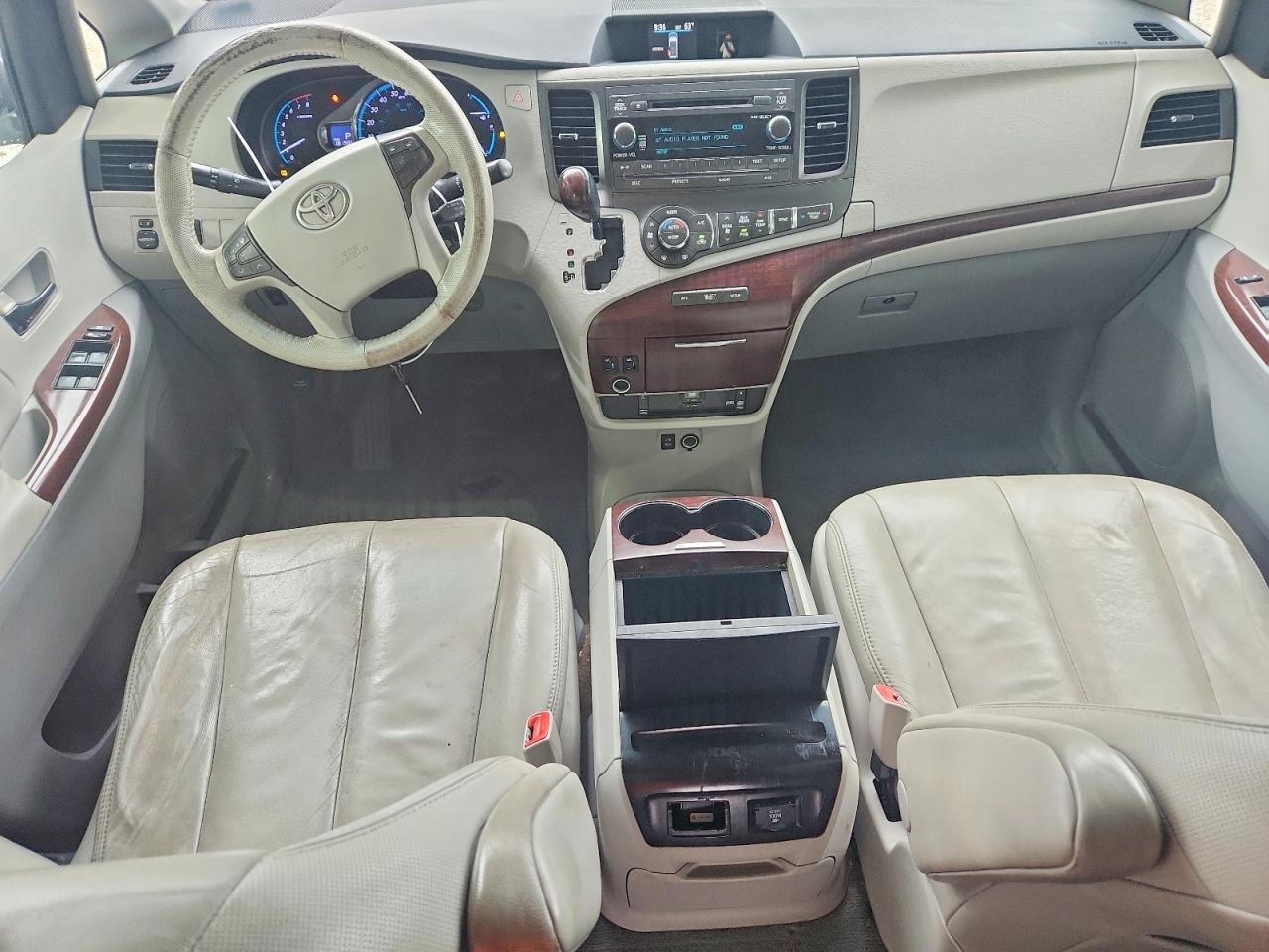 2011 Toyota Sienna Silver vin: 5TDYK3DC5BS070855