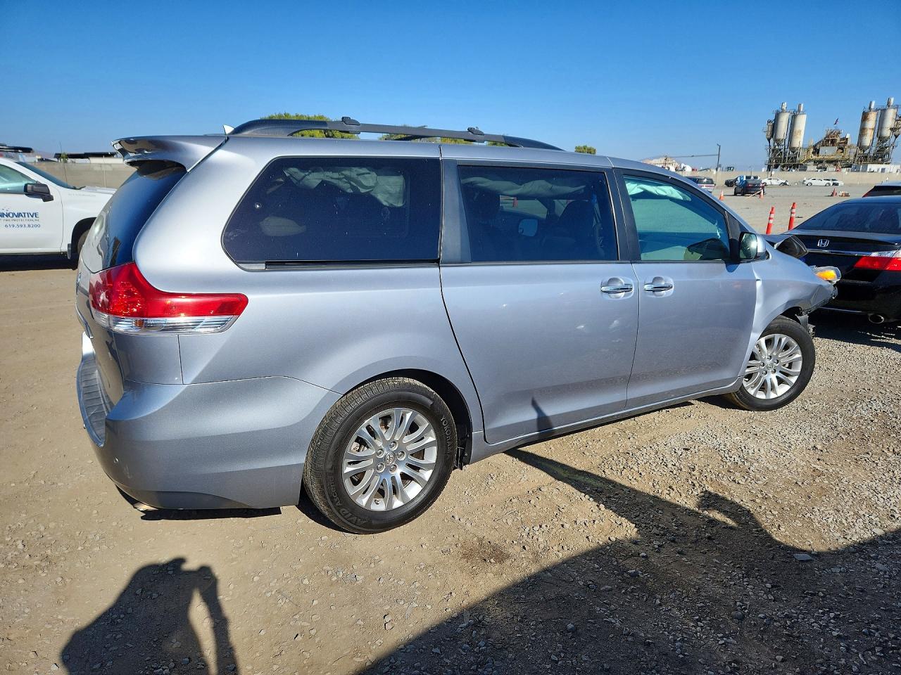 2011 Toyota Sienna Xle 8-passenger Серебряный vin: 5TDYK3DC5BS088255