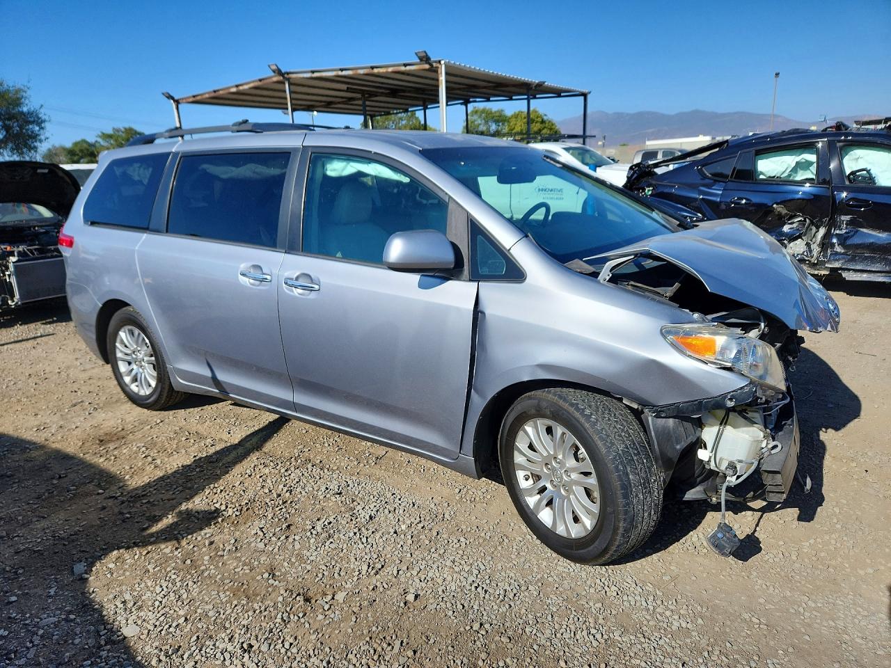2011 Toyota Sienna Xle 8-passenger Серебряный vin: 5TDYK3DC5BS088255