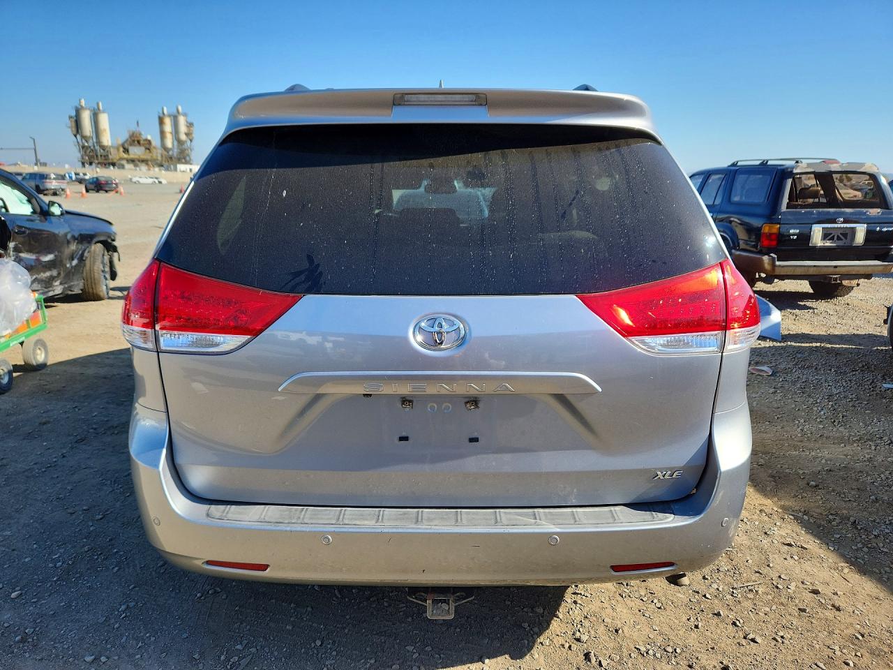 2011 Toyota Sienna Xle 8-passenger Серебряный vin: 5TDYK3DC5BS088255