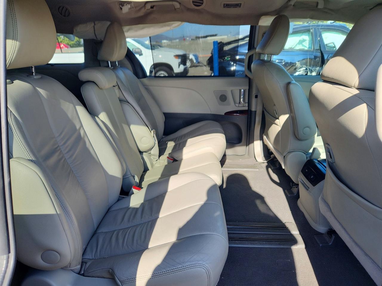 2011 Toyota Sienna Xle 8-passenger Серебряный vin: 5TDYK3DC5BS088255