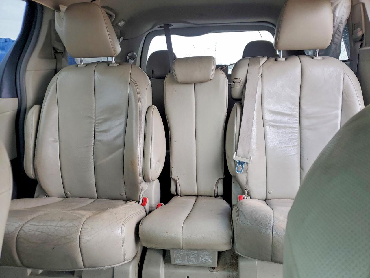 2011 Toyota Sienna Xle 8-passenger Burgundy vin: 5TDYK3DC5BS092001