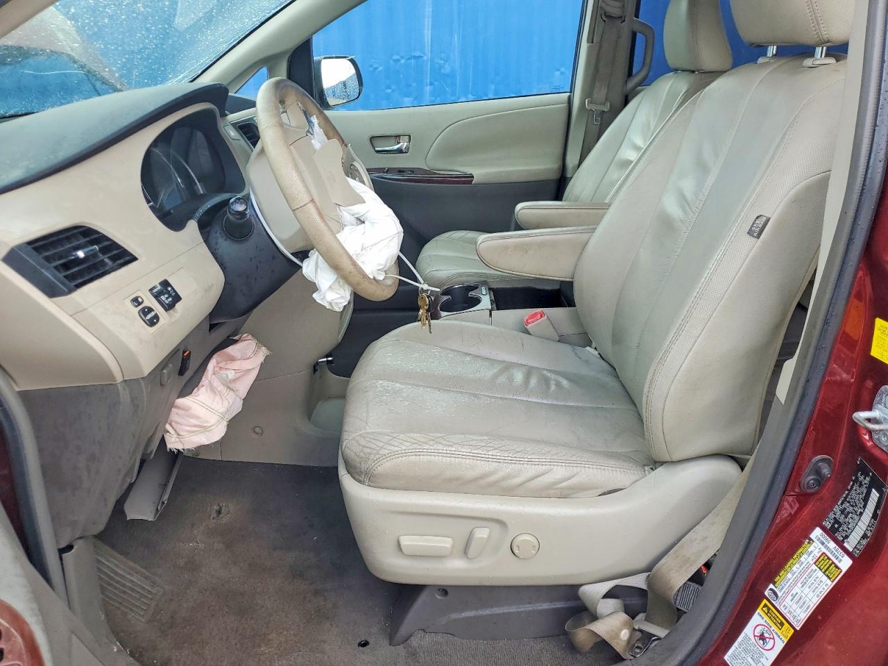 2011 Toyota Sienna Xle 8-passenger Burgundy vin: 5TDYK3DC5BS092001