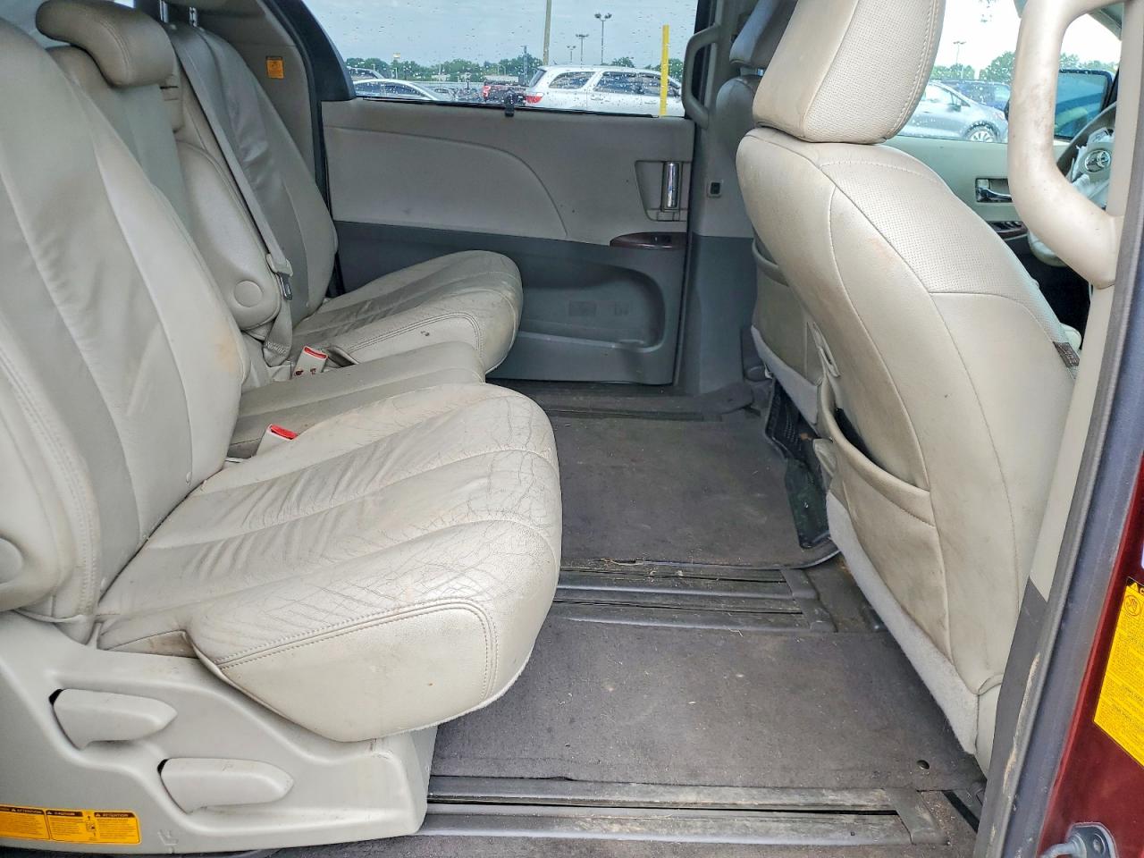 2011 Toyota Sienna Xle 8-passenger Burgundy vin: 5TDYK3DC5BS092001