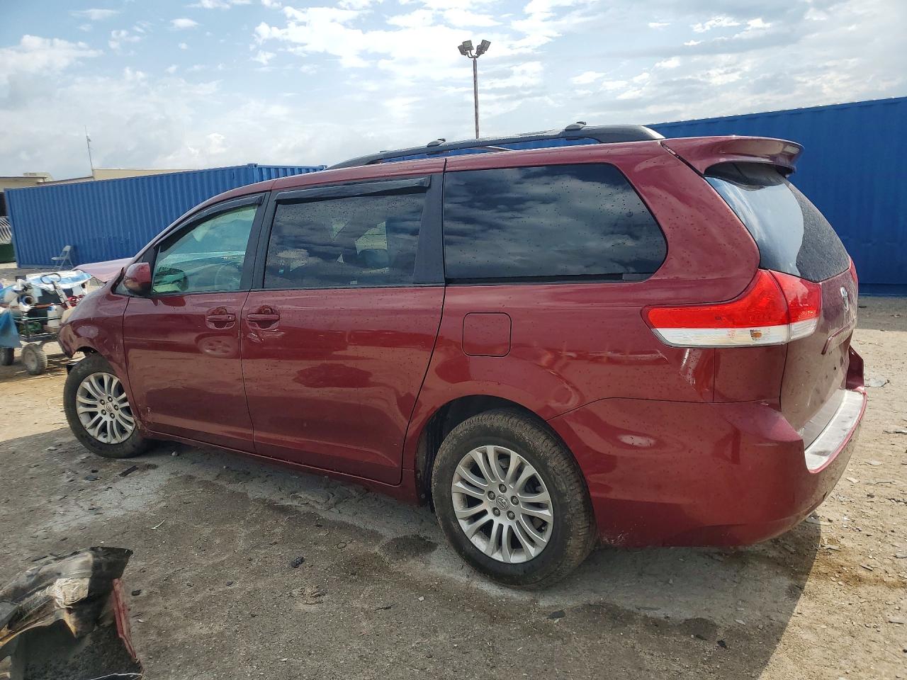 2011 Toyota Sienna Xle 8-passenger Burgundy vin: 5TDYK3DC5BS092001