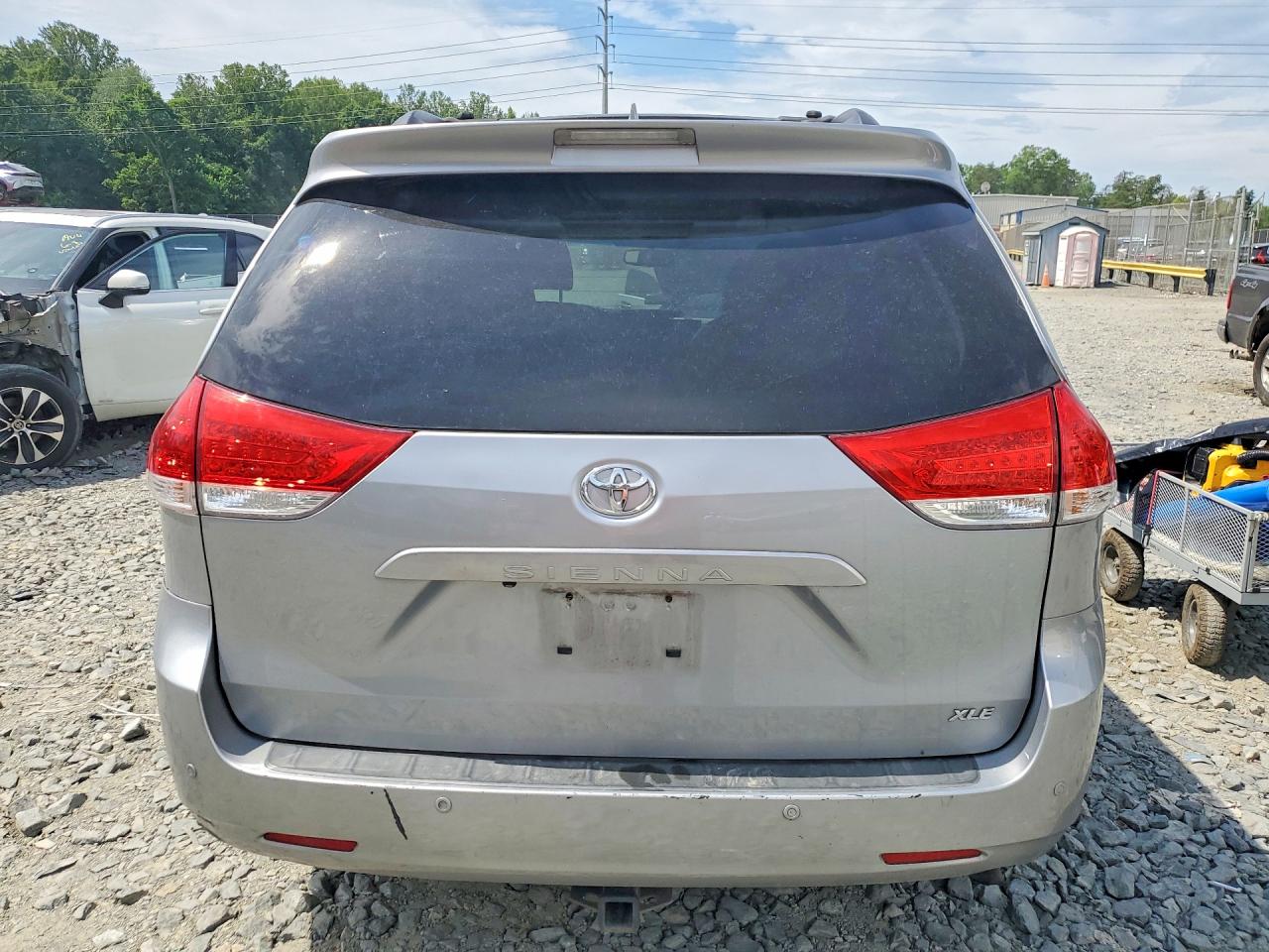 2011 Toyota Sienna Xle 8-passenger Silver vin: 5TDYK3DC5BS096419