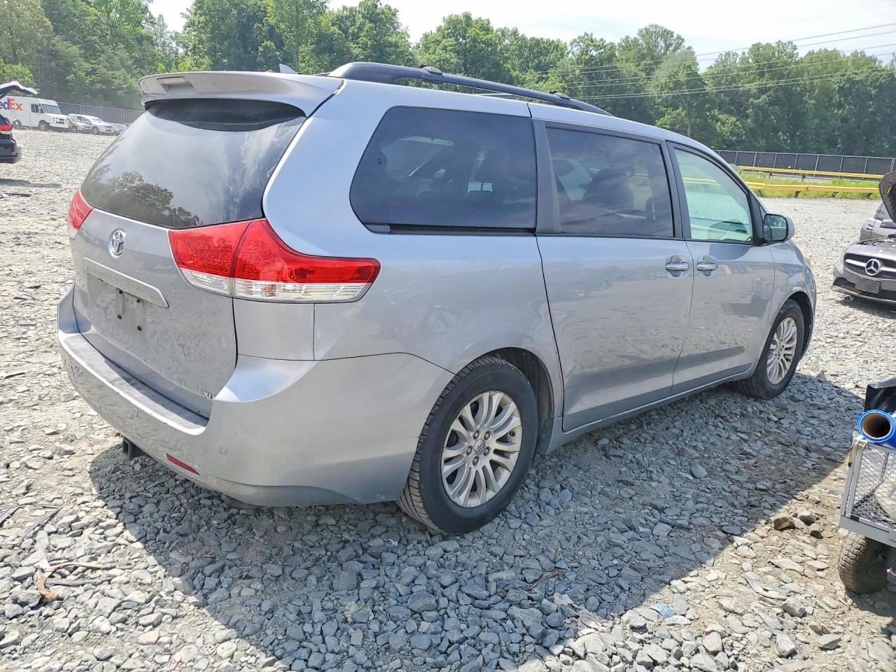 2011 Toyota Sienna Xle 8-passenger Silver vin: 5TDYK3DC5BS096419