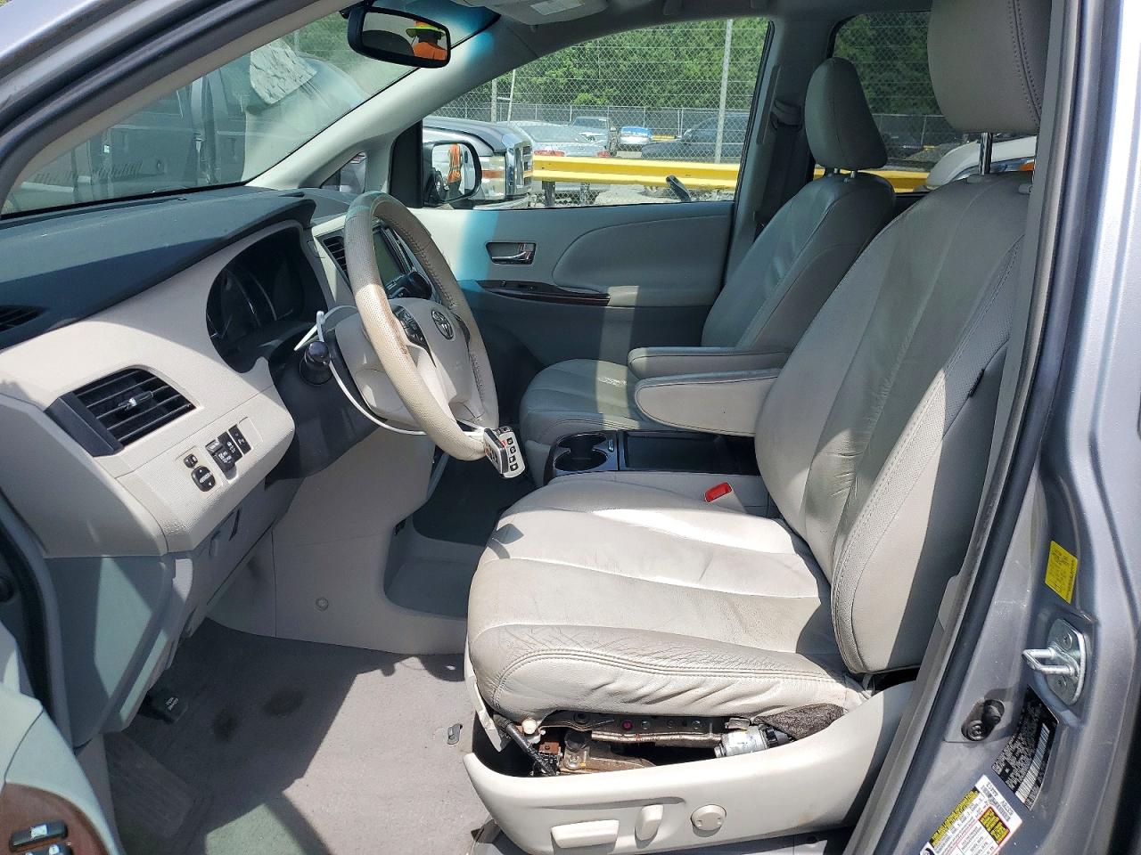 2011 Toyota Sienna Xle 8-passenger Silver vin: 5TDYK3DC5BS096419