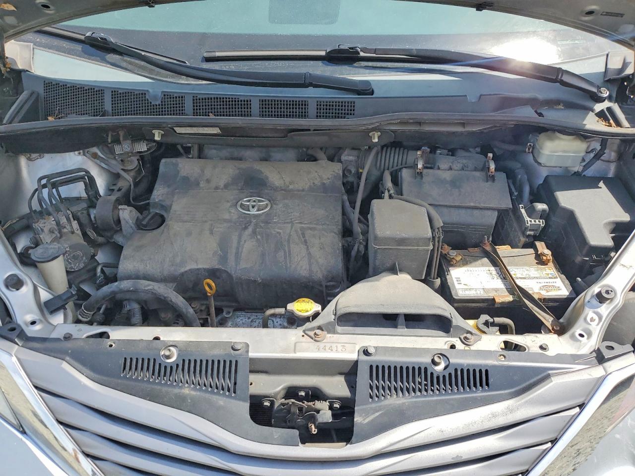 2011 Toyota Sienna Xle 8-passenger Silver vin: 5TDYK3DC5BS096419