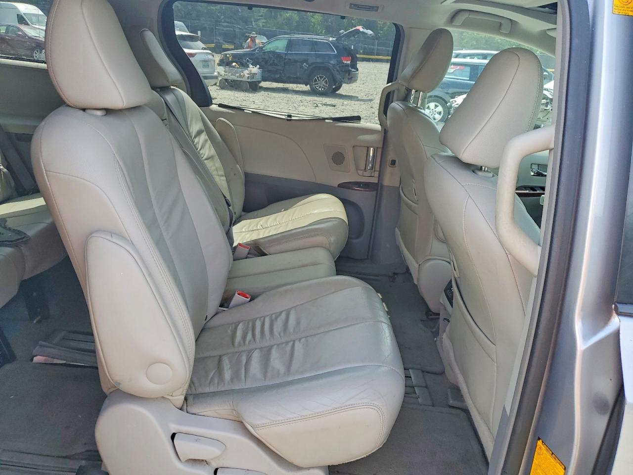 2011 Toyota Sienna Xle 8-passenger Silver vin: 5TDYK3DC5BS096419