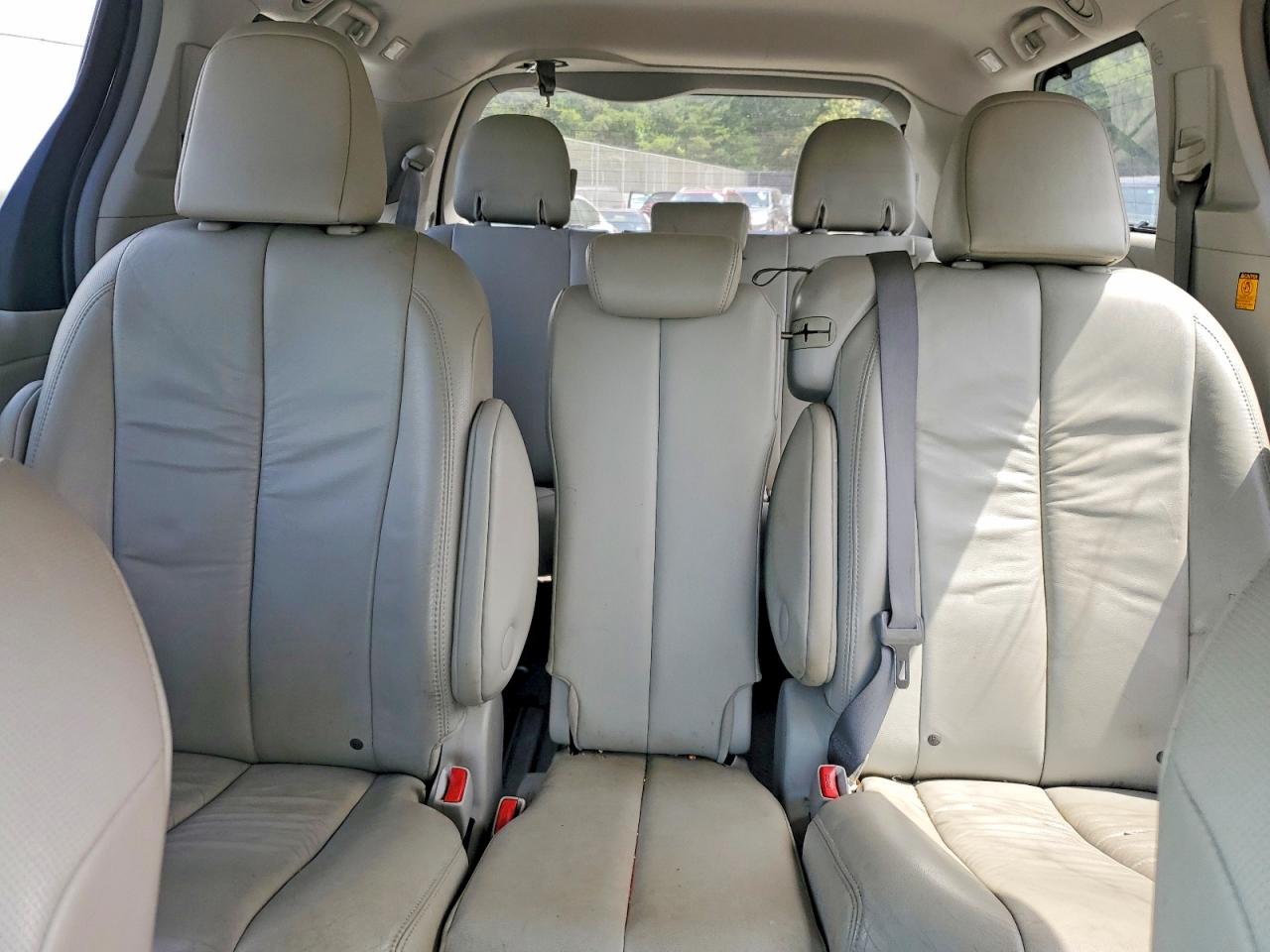 2011 Toyota Sienna Xle 8-passenger Silver vin: 5TDYK3DC5BS096419